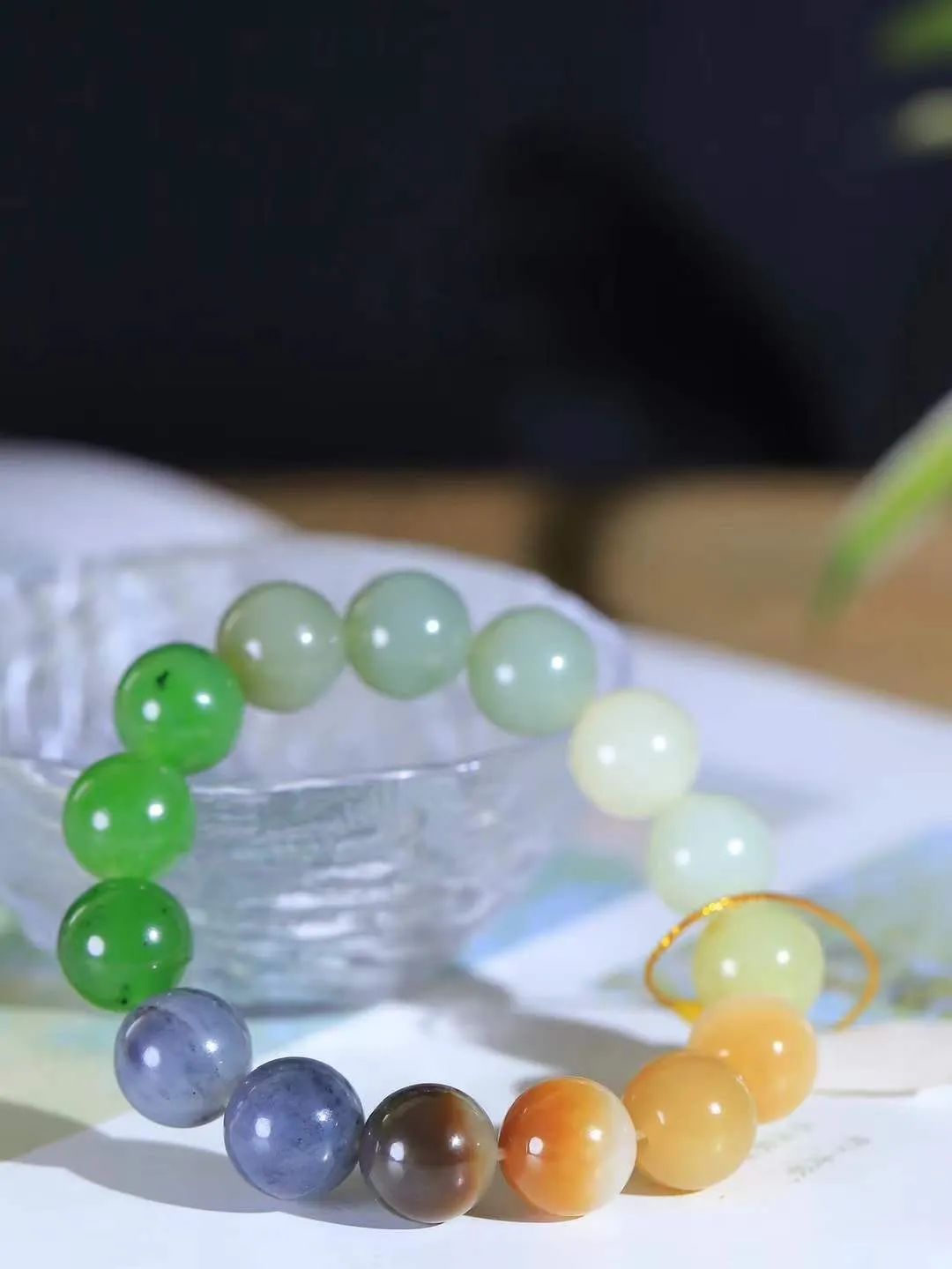 【多宝手串】

精选和田玉多宝手串，每一颗玉石都凝聚自然的灵气与岁月的沉淀，寓意福禄寿喜，守护您的平安与幸福。佩戴它，感受千年玉文化的温润与优雅。重65.4克  尺寸取一14.3mm  561102639A