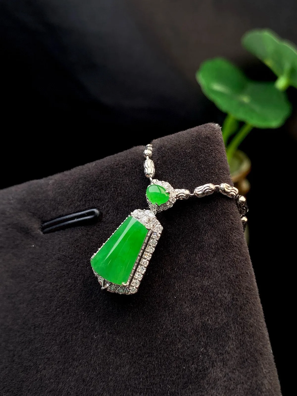 【冰种满绿无事牌】种水上乘，通透闪亮，晶莹剔透。18K金钻镶嵌，裸石尺寸11.4*6.6*2.6毫米