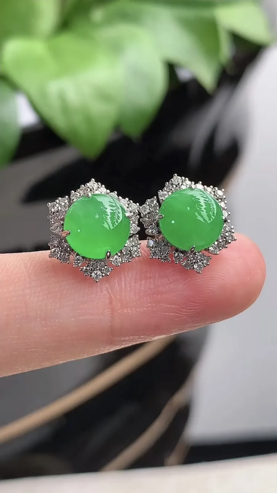 a货翡翠老坑冰种18K金伴钻镶嵌阳绿蛋面耳钉 尺寸7.3mm 重量2.80g 1205