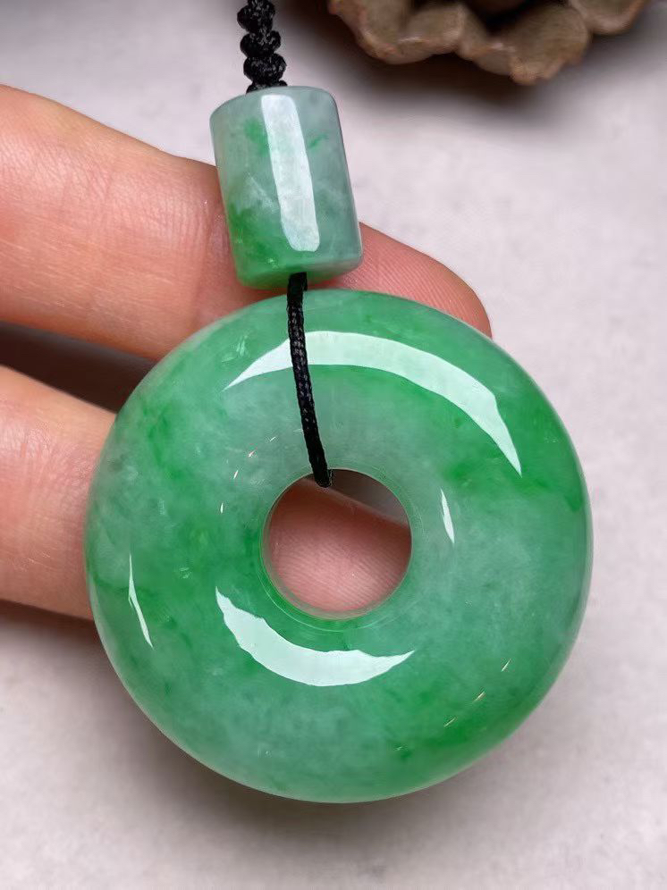 冰糯种飘绿【大平安扣】吊坠，种水好，玉质细腻 ，卖相好