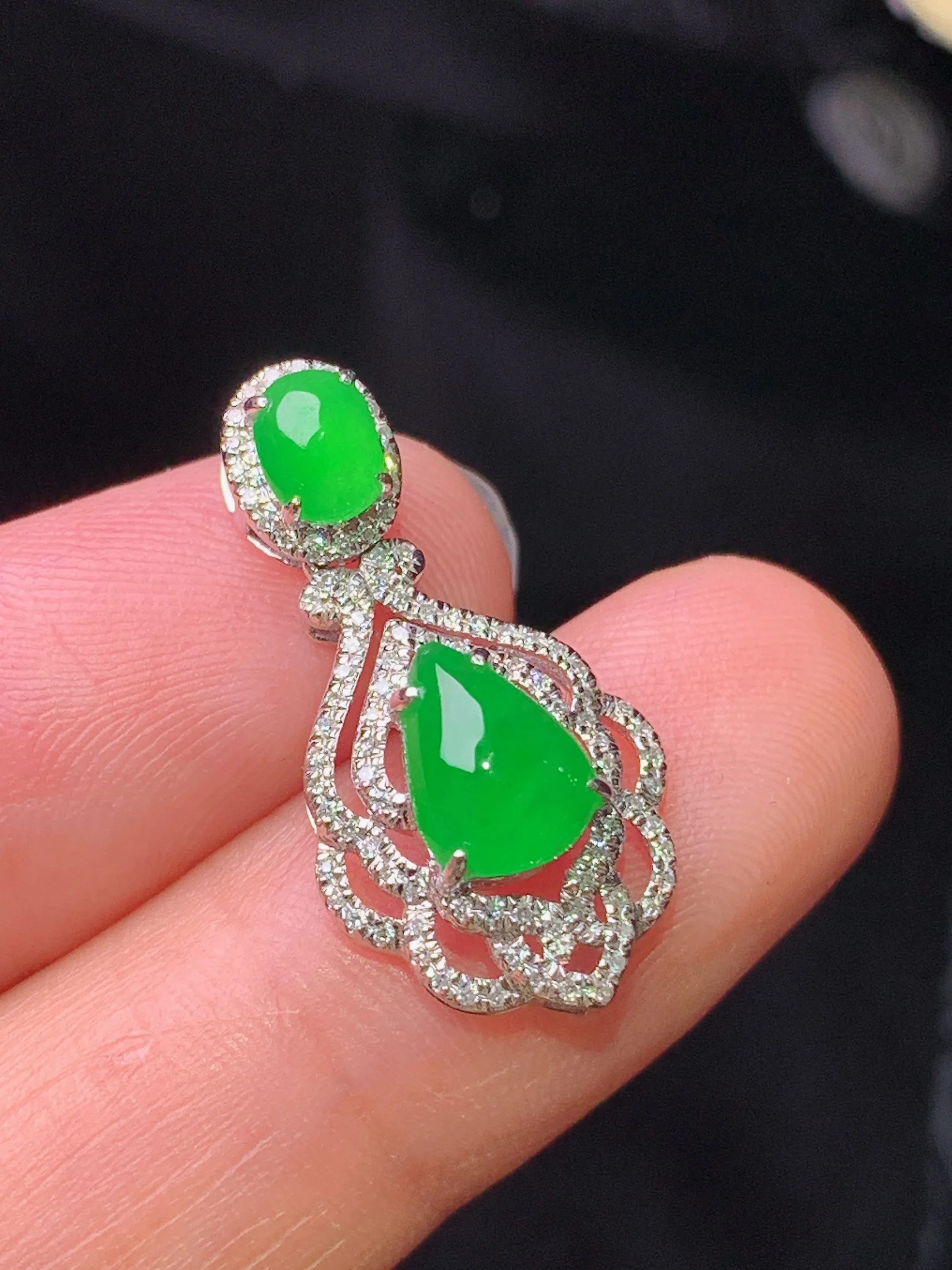 18k金钻镶嵌满绿水滴吊坠 玉质细腻 色泽清新艳丽 整体尺寸23.8*12.2*6.8