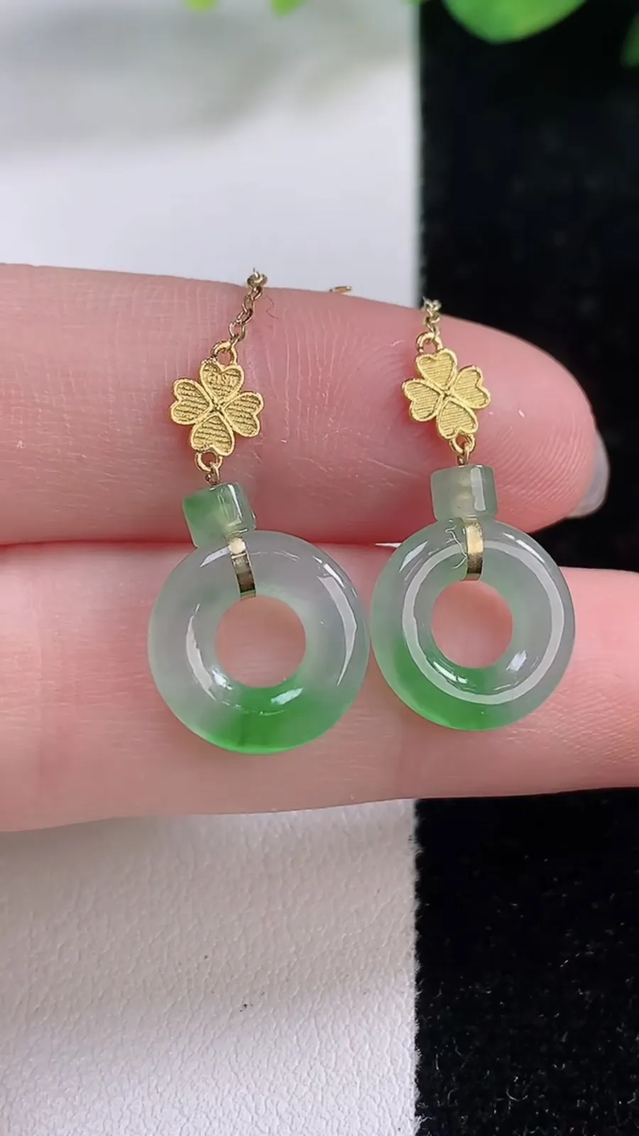 翡翠a货18K金冰种飘绿平安环耳坠，尺寸12.2-2.6，重量:2.34g