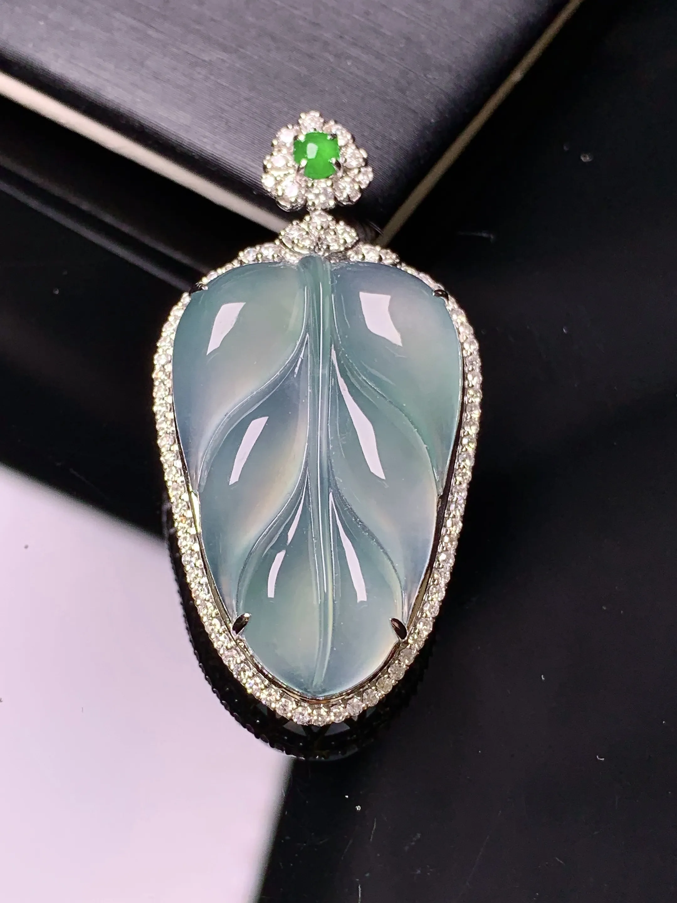 18k金钻镶嵌冰种树叶吊坠 玉质细腻 色泽清新艳丽 整体尺寸40.8*21.2*8.5