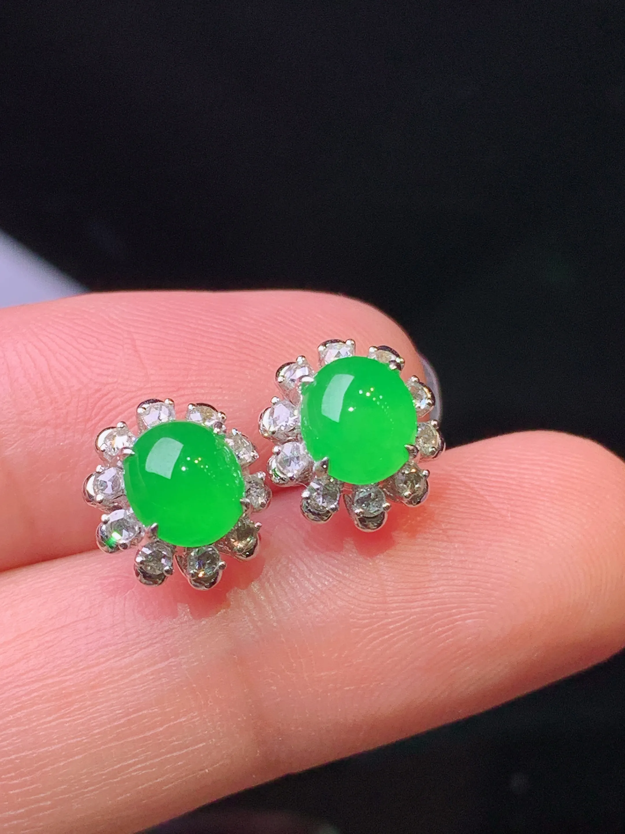 18k金钻镶嵌满绿蛋面耳钉 玉质细腻 色泽清新艳丽 整体尺寸10.2*9.5*7