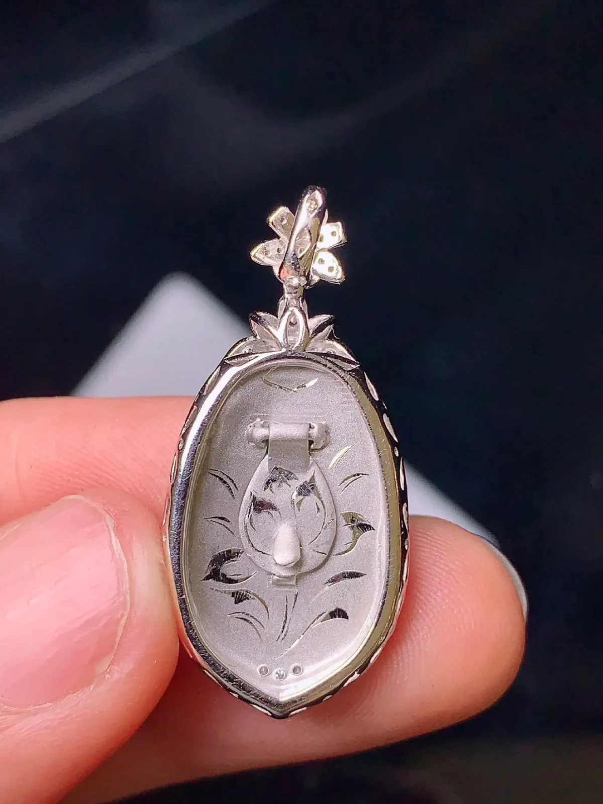 18K金钻镶嵌翠绿如意吊坠 玉质细腻 款式高贵优雅 万事如意 整体尺寸31.5*14.7*6.5