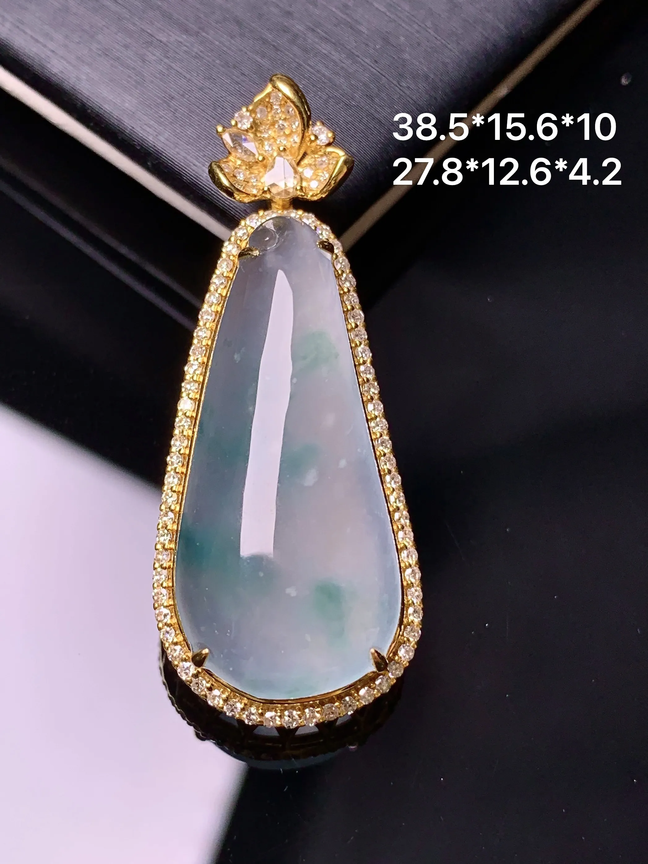 18k金钻镶嵌冰种飘绿福瓜吊坠 玉质细腻 色泽清新艳丽 整体尺寸38.5*15.6*10