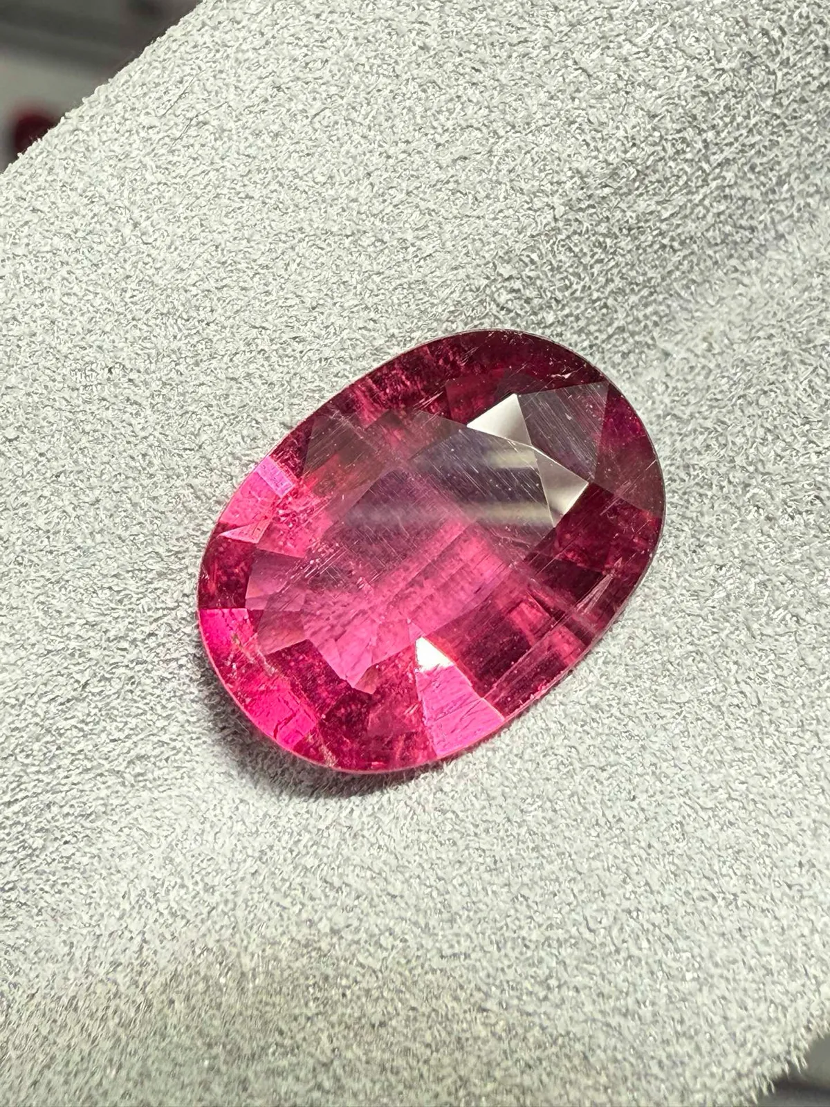 【高端珠宝】天然极美卢比来碧玺裸石
重量: 3.9ct  规格: 12.6*9.2*4.7毫米
精湛