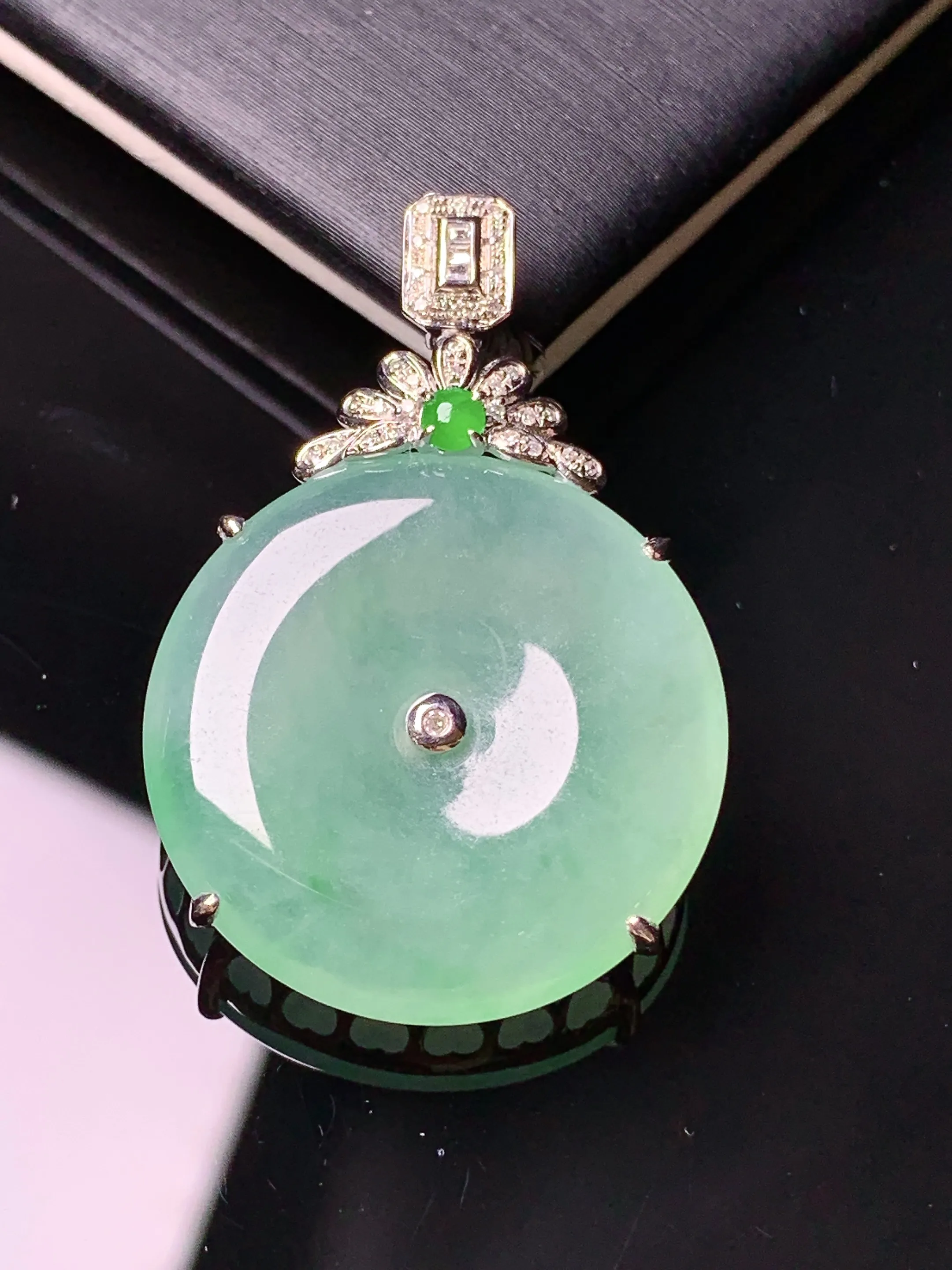 18k金钻镶嵌浅绿平安扣吊坠 玉质细腻 色泽清新艳丽 整体尺寸33.8*22.5*5.5