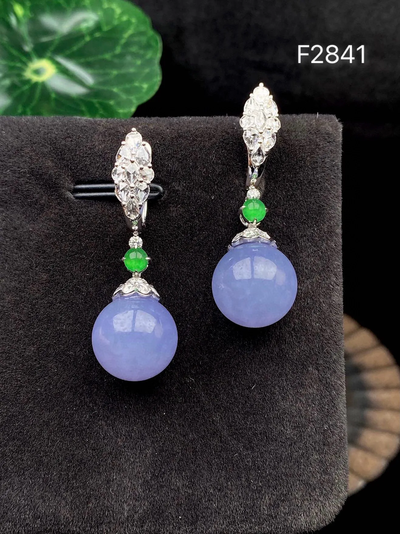 【冰种紫珠耳坠】质地细腻，色泽鲜亮，光泽度不错，18k金钻镶嵌，直径11.8毫米