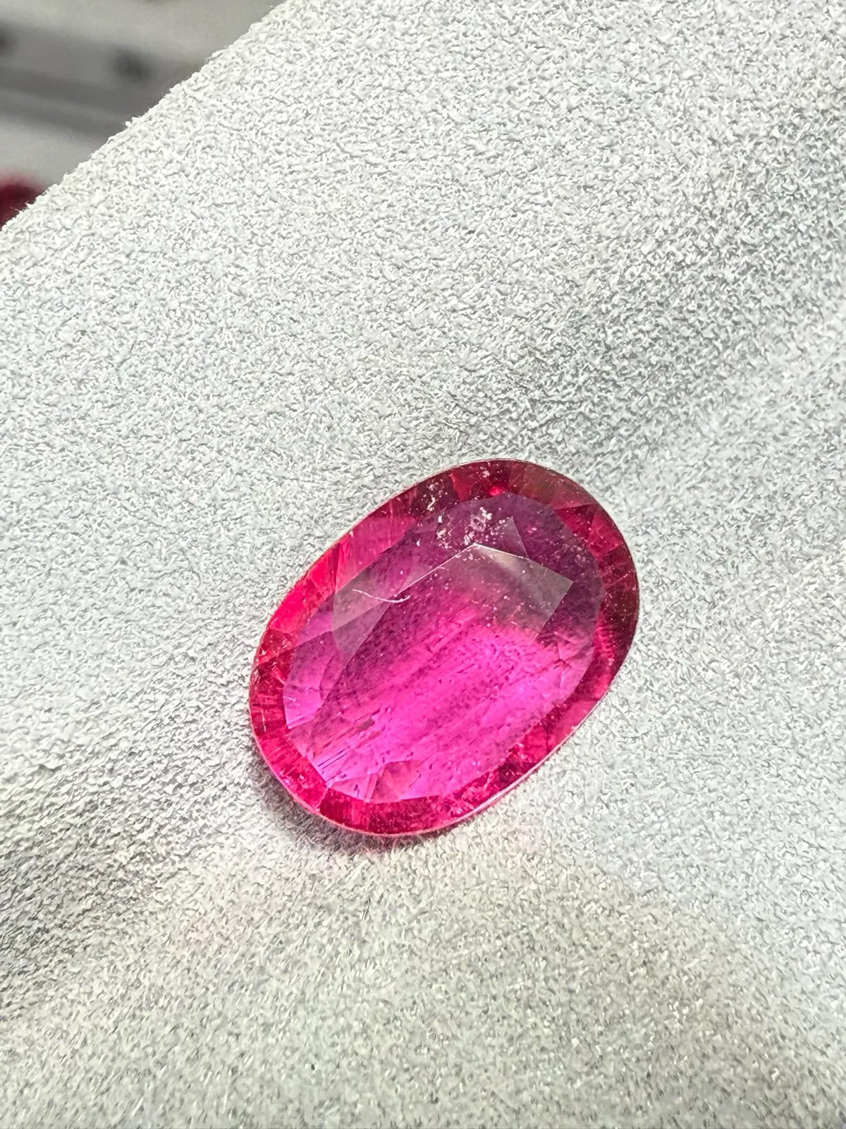 【高端珠宝】天然极美卢比来碧玺裸石
重量: 2.205ct  规格: 10.7*7.6*3.4毫米
