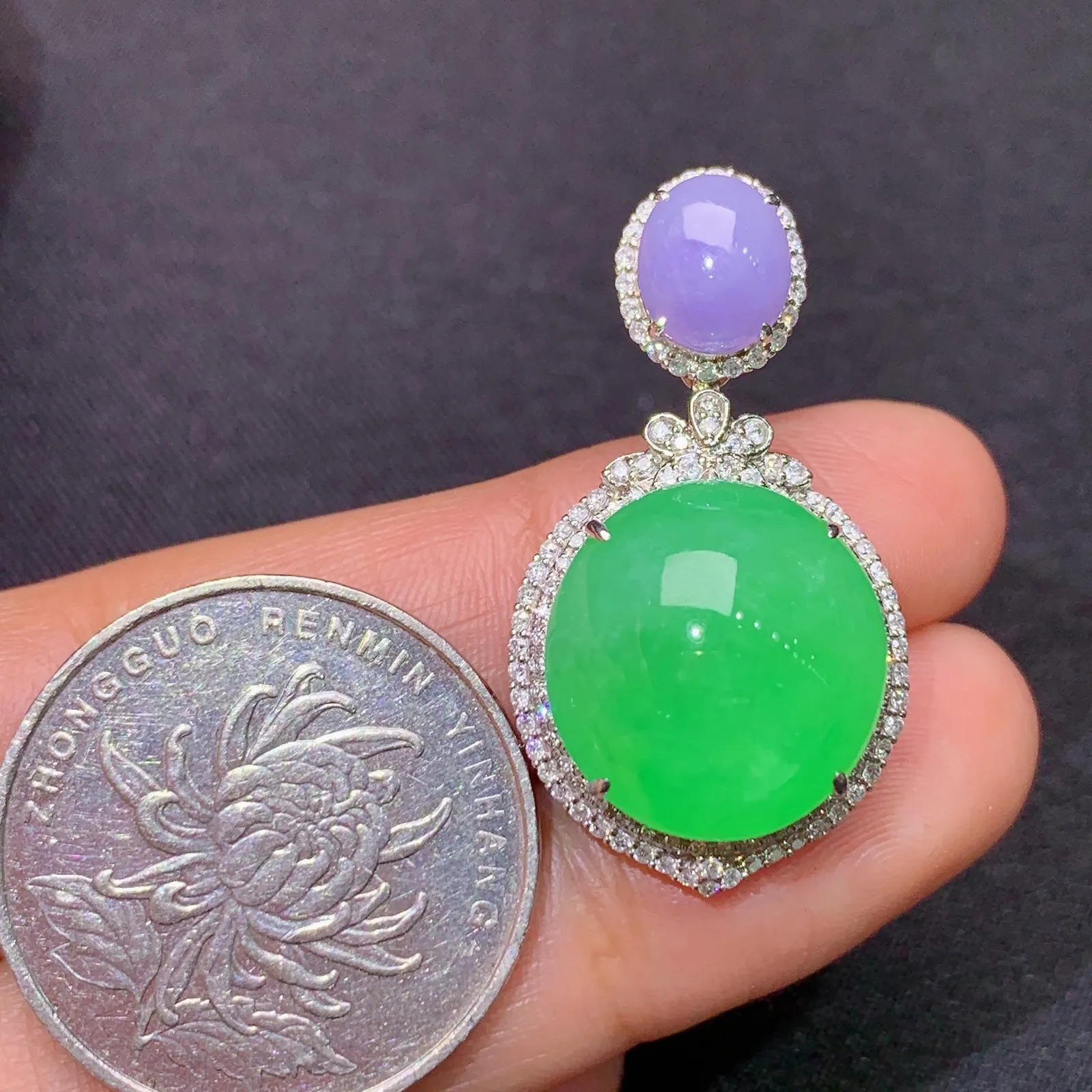 冰阳绿蛋面吊坠，18k金镶嵌，色泽鲜阳，冰润细腻，种水足，Rh 尺寸32.7*17.7*12.1