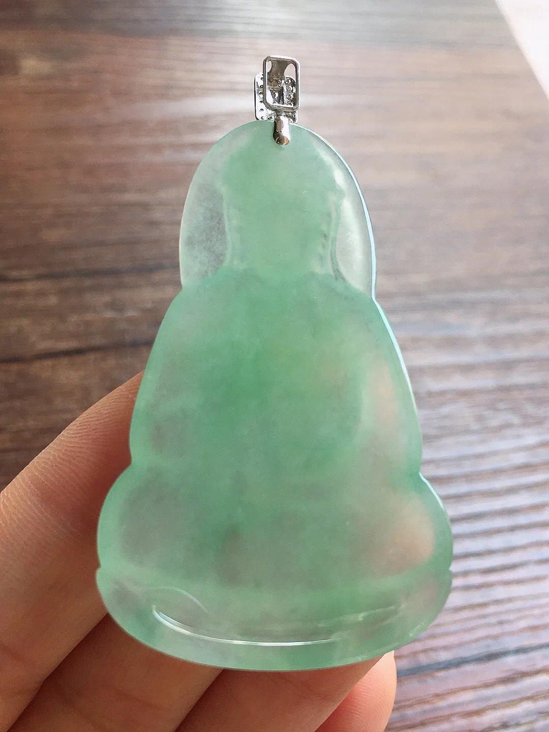 冰晴底观音吊坠，18k金镶嵌，冰润细腻，品相好，种水足 尺寸56.2*33.5*5.7