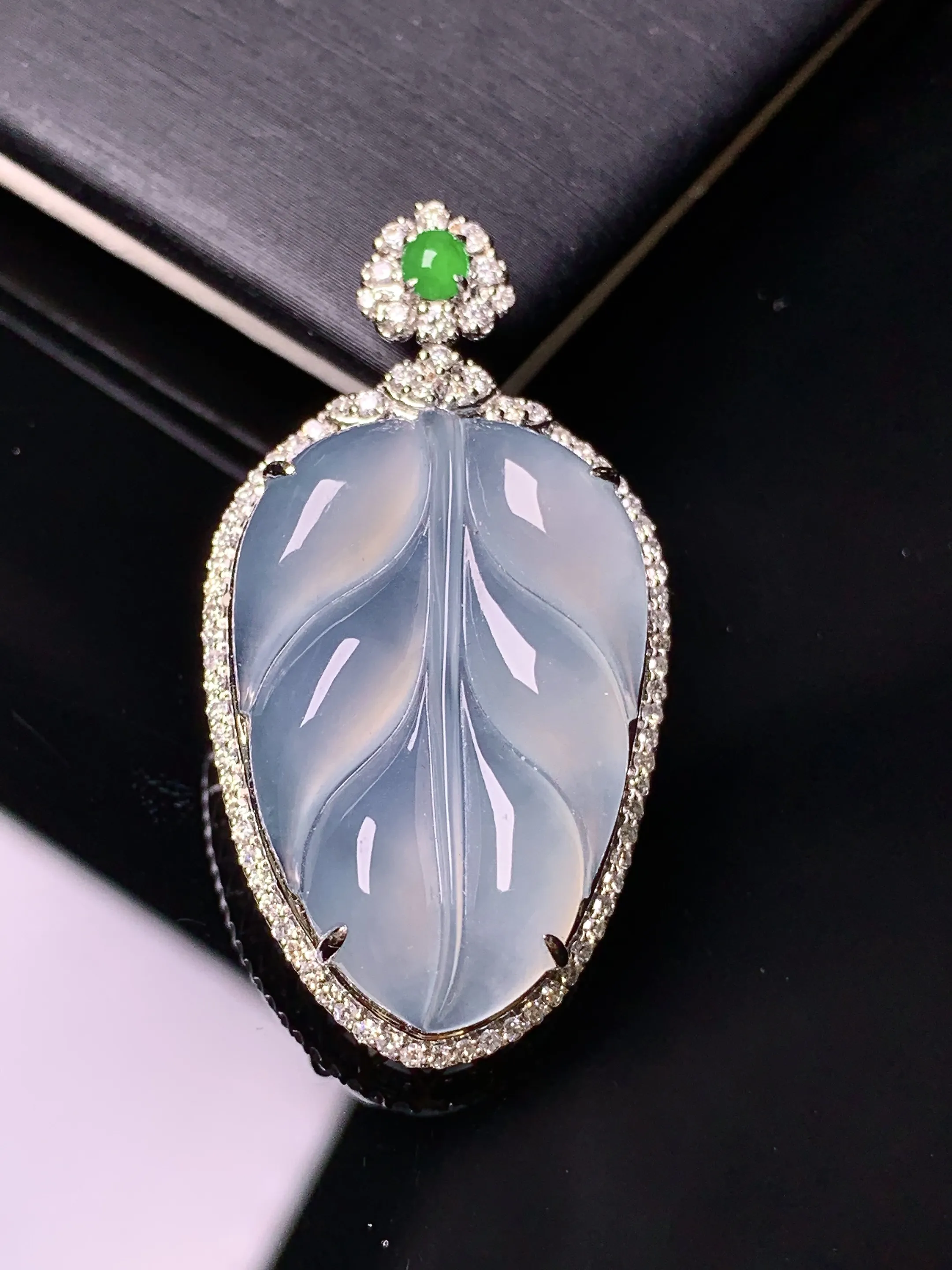 18k金钻镶嵌冰种树叶吊坠 玉质细腻 色泽清新艳丽 整体尺寸40*21.1*8.5