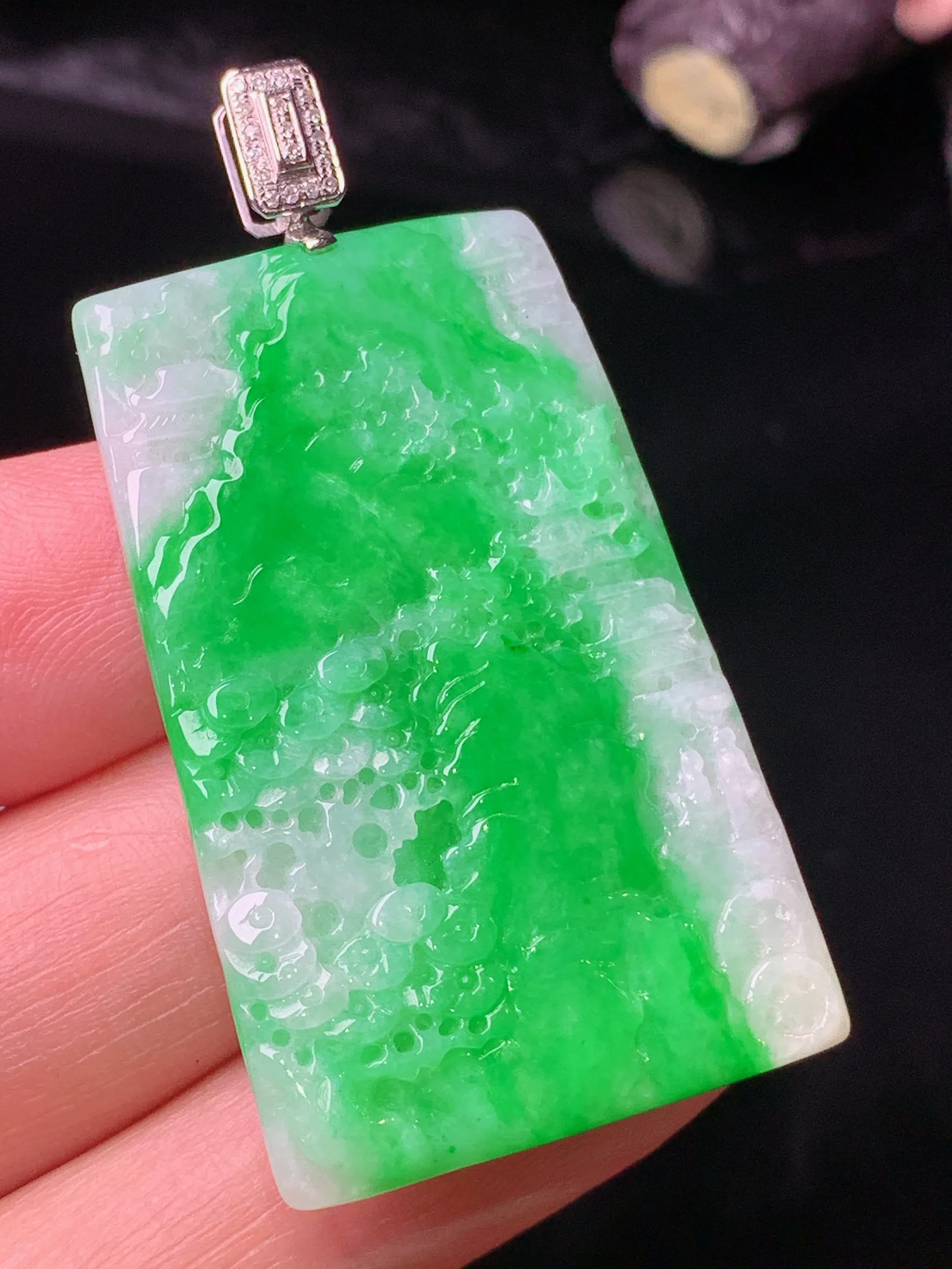 18k金钻镶嵌翠绿山水牌子吊坠 玉质细腻 色泽清新艳丽 整体尺寸48.5*26*3.6