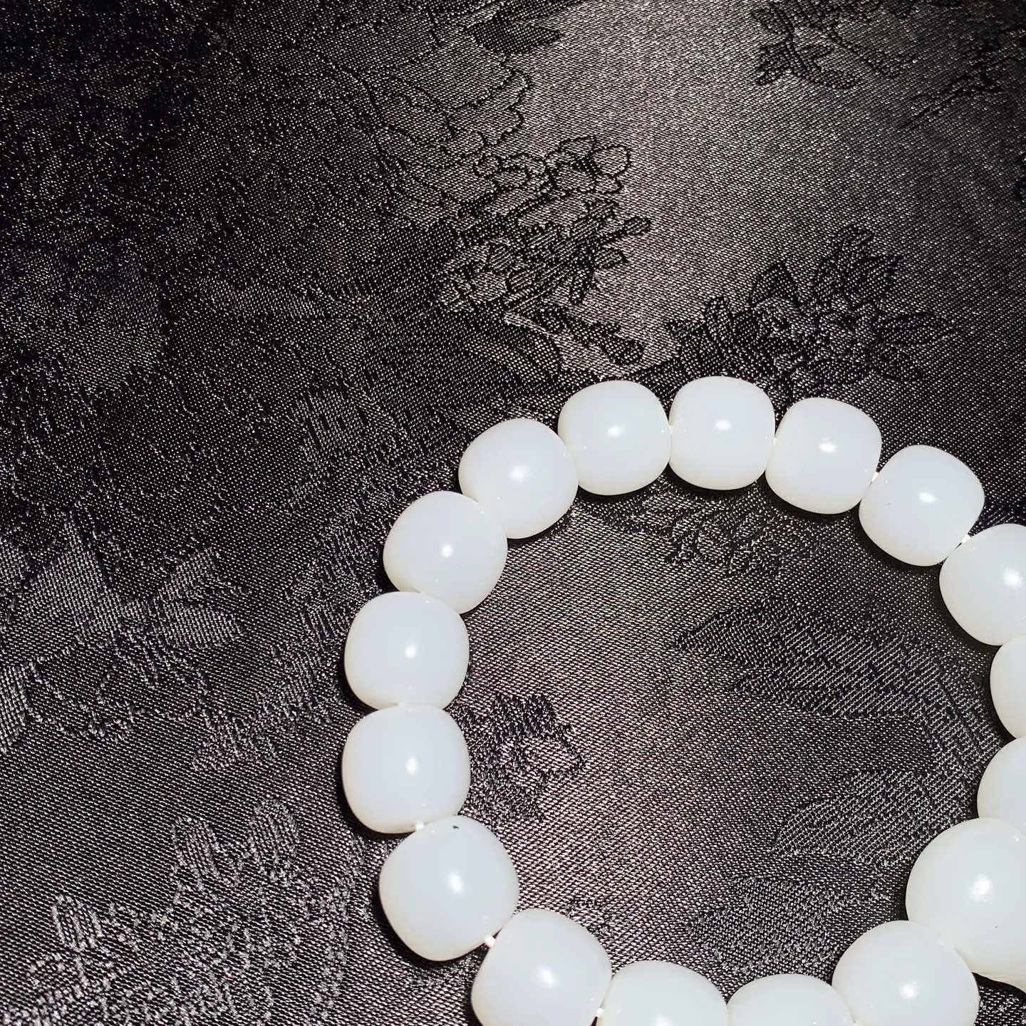 新疆和田玉羊脂白玉老型珠手串。单颗尺寸12/13重65克 玉质细腻油润 底色纯净 脂粉好，品质好。l