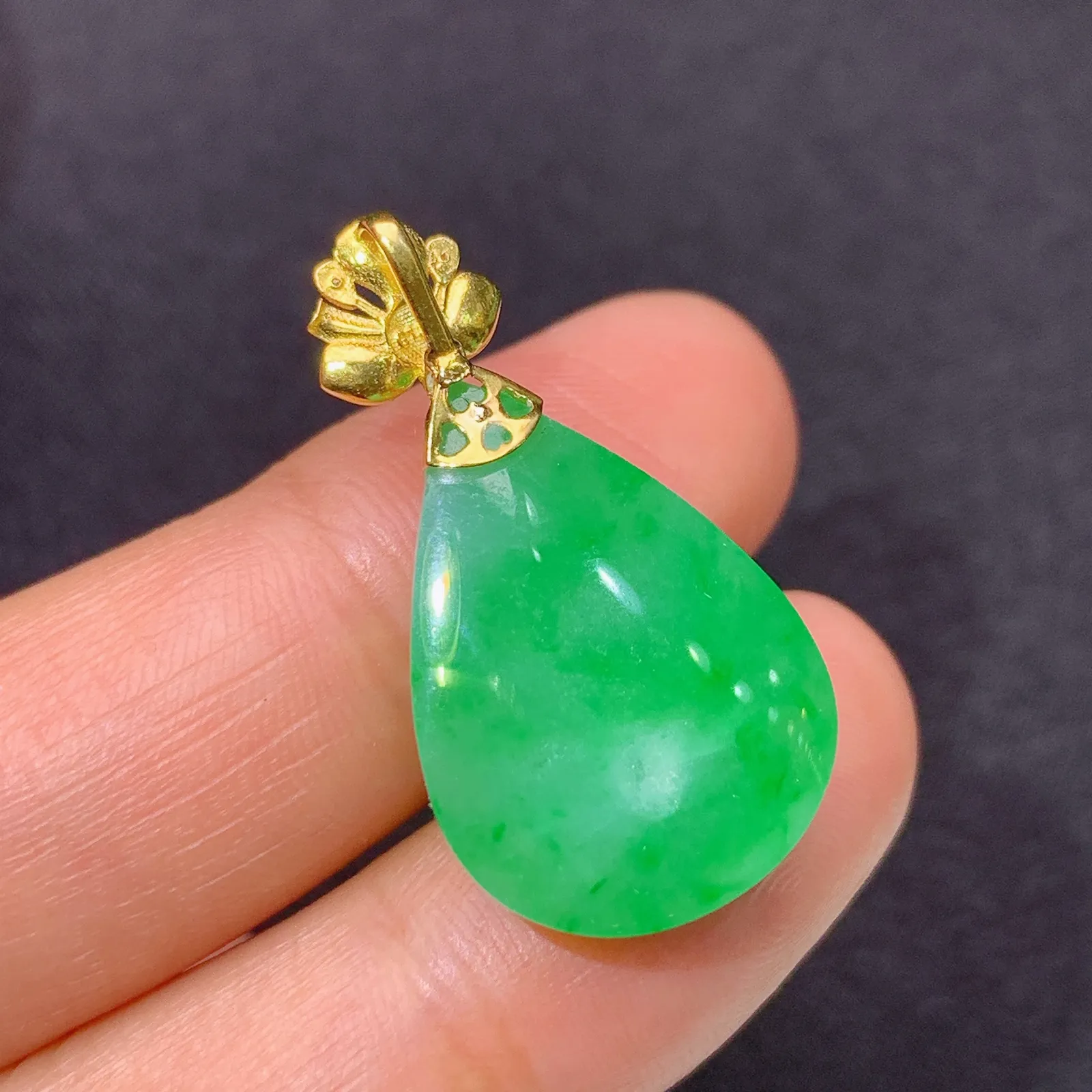 阳绿水滴吊坠，18k金镶嵌，冰润色阳，玉质细腻，种水足 尺寸27.2*14.8*8