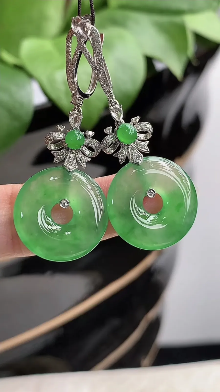 a货翡翠老坑高冰种18K金伴钻镶嵌满绿平安环耳坠 尺寸16.8×3.2mm 重量6.44g 1205