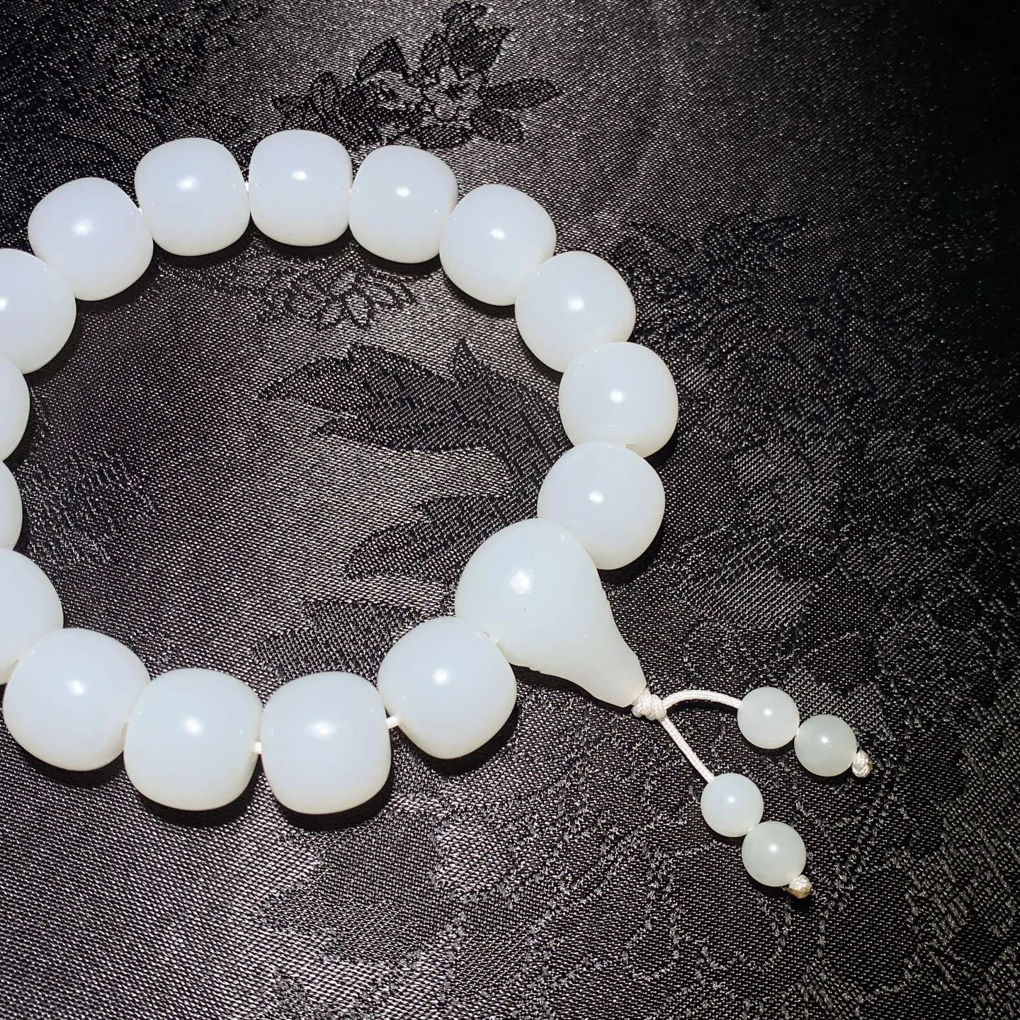 新疆和田玉羊脂白玉老型珠手串。单颗尺寸12/13重65克 玉质细腻油润 底色纯净 脂粉好，品质好。lt251014