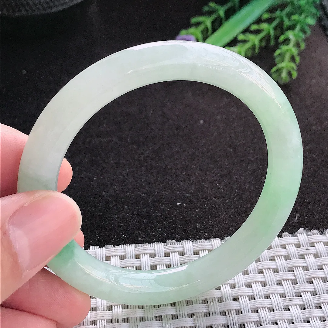 天然A货翡翠52.5/8.8/8.6老坑冰润起胶飘阳绿圆条手镯玉镯