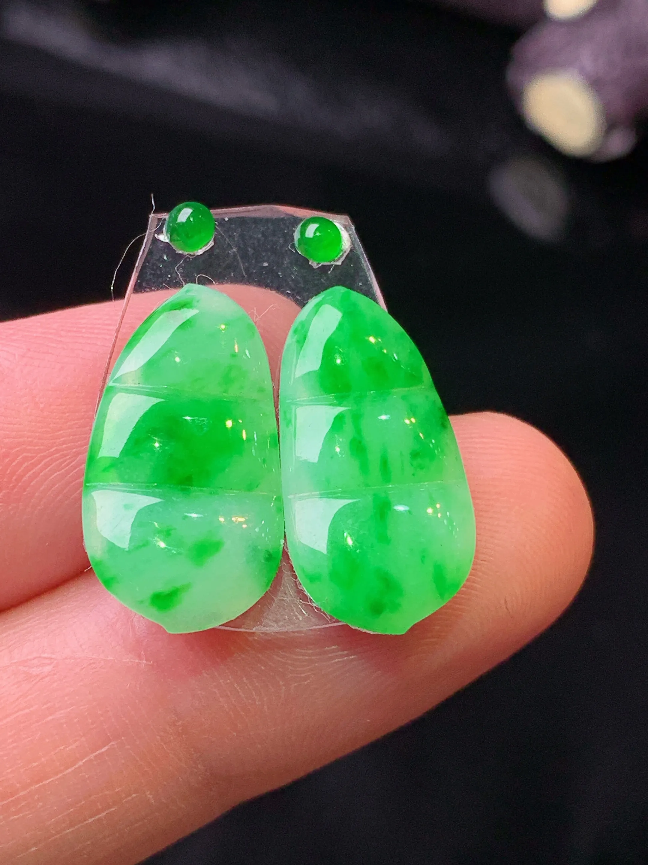 镶嵌款 翠绿四季豆一对 玉质细腻 色泽清新艳丽 整体尺寸18*9.5*2.3