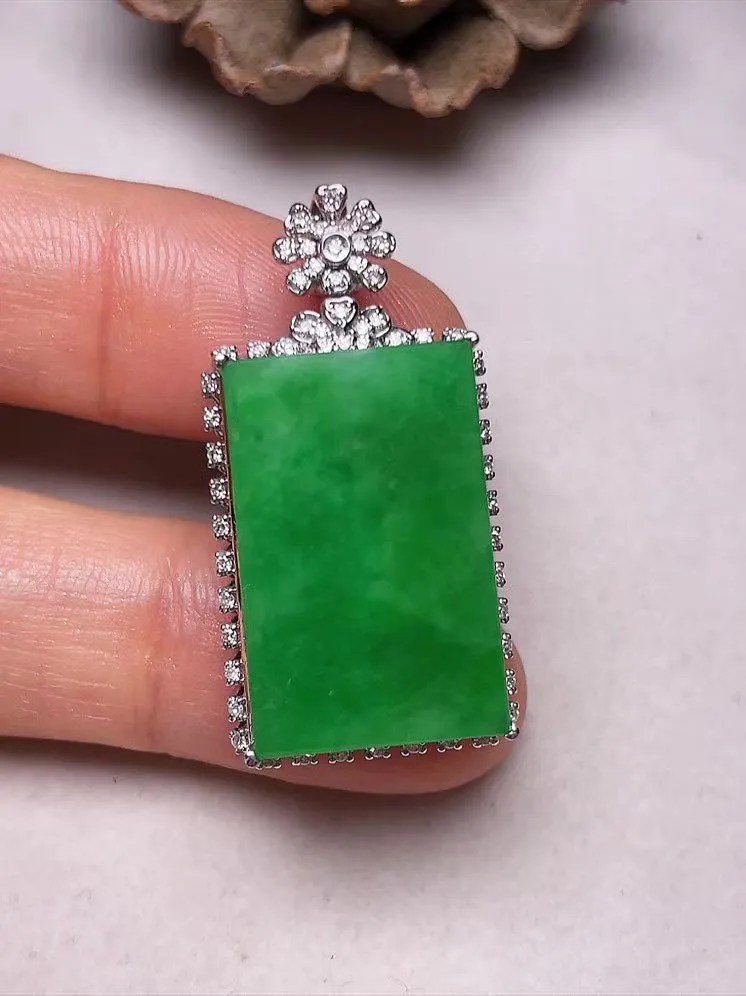 冰糯种阳绿平安无事牌吊坠、真金真钻镶嵌，种水好，玉质细腻 .裸石尺寸  14.0*8.8
