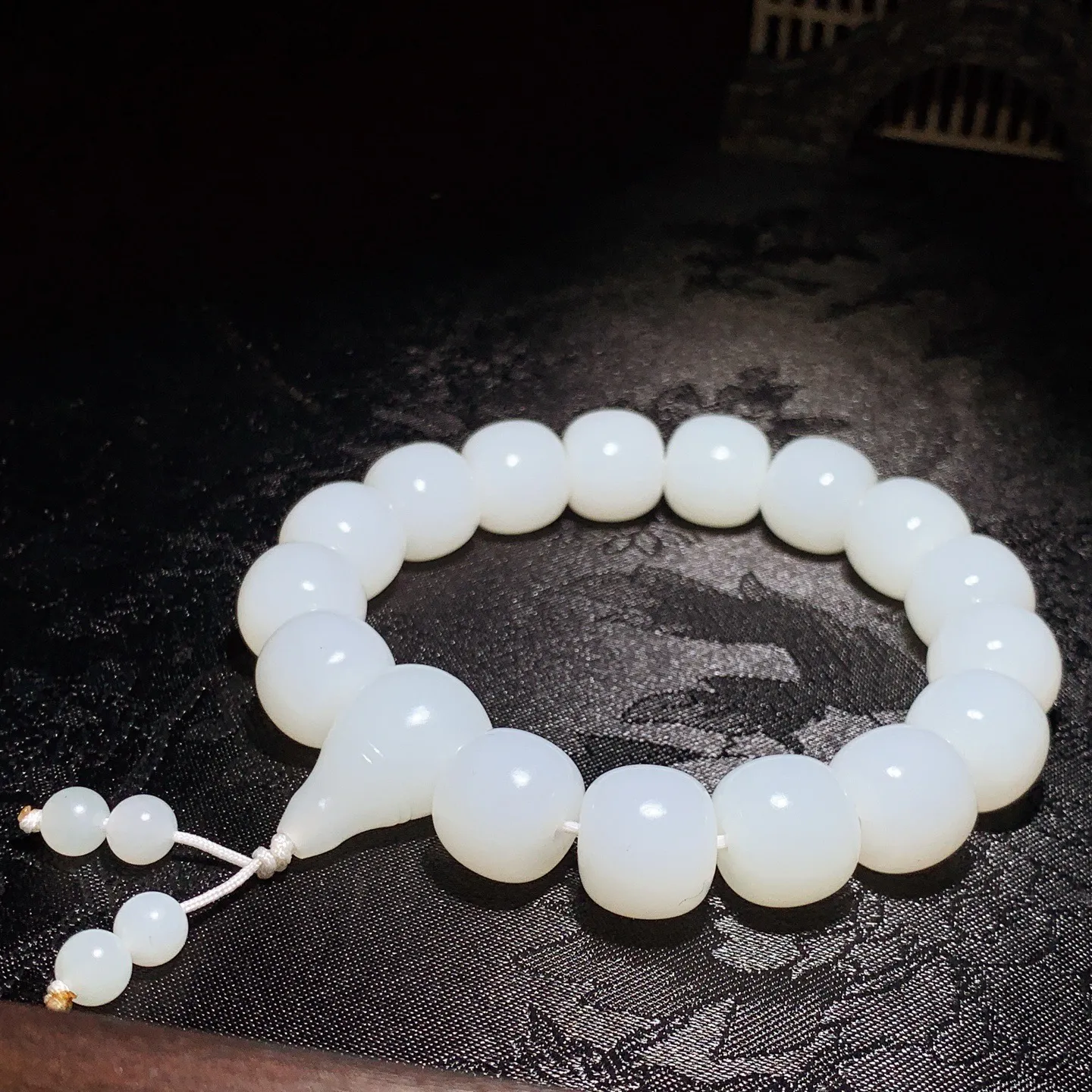 新疆和田玉羊脂白玉老型珠手串。单颗尺寸12/13重65克 玉质细腻油润 底色纯净 脂粉好，品质好。lt251014