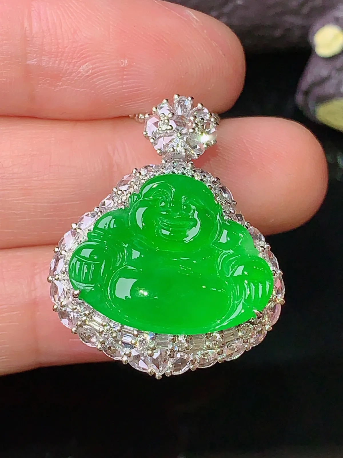 18k金钻镶嵌满绿佛公吊坠 玉质细腻 色泽艳丽 整体尺寸29*23.6*10.6