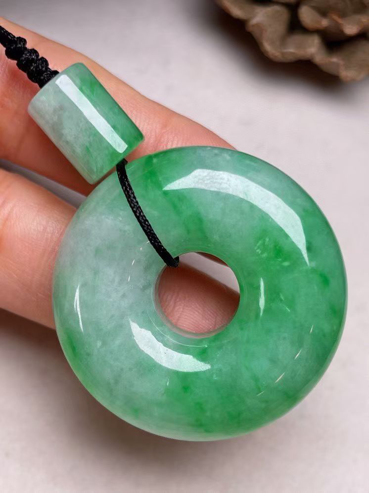冰糯种飘绿【大平安扣】吊坠，种水好，玉质细腻 ，卖相好