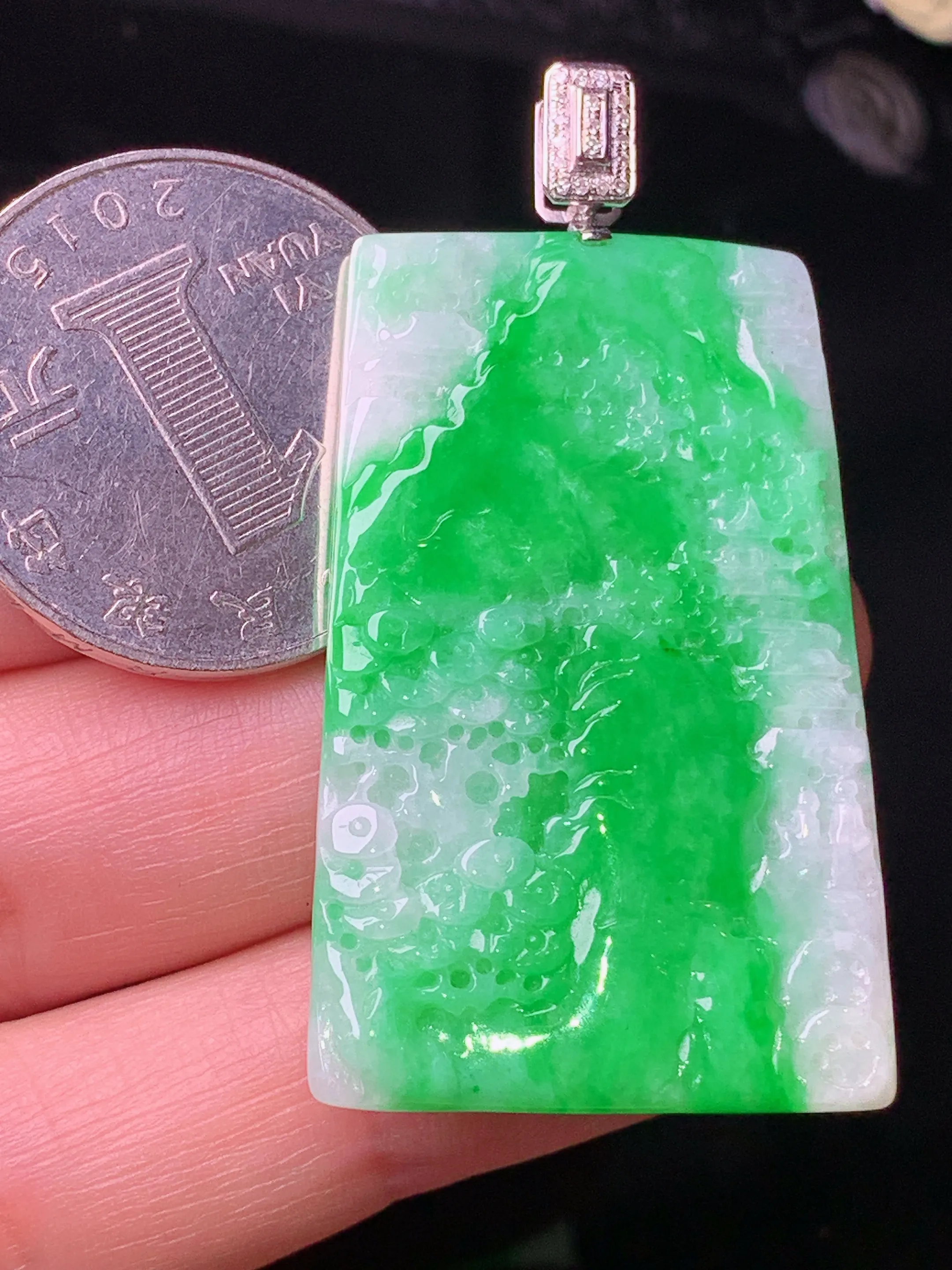 18k金钻镶嵌翠绿山水牌子吊坠 玉质细腻 色泽清新艳丽 整体尺寸48.5*26*3.6