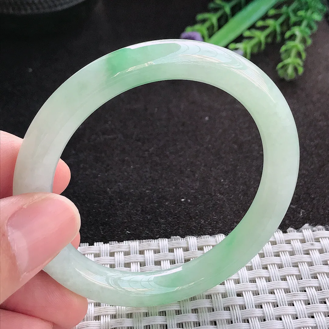 天然A货翡翠52.5/8.8/8.6老坑冰润起胶飘阳绿圆条手镯玉镯