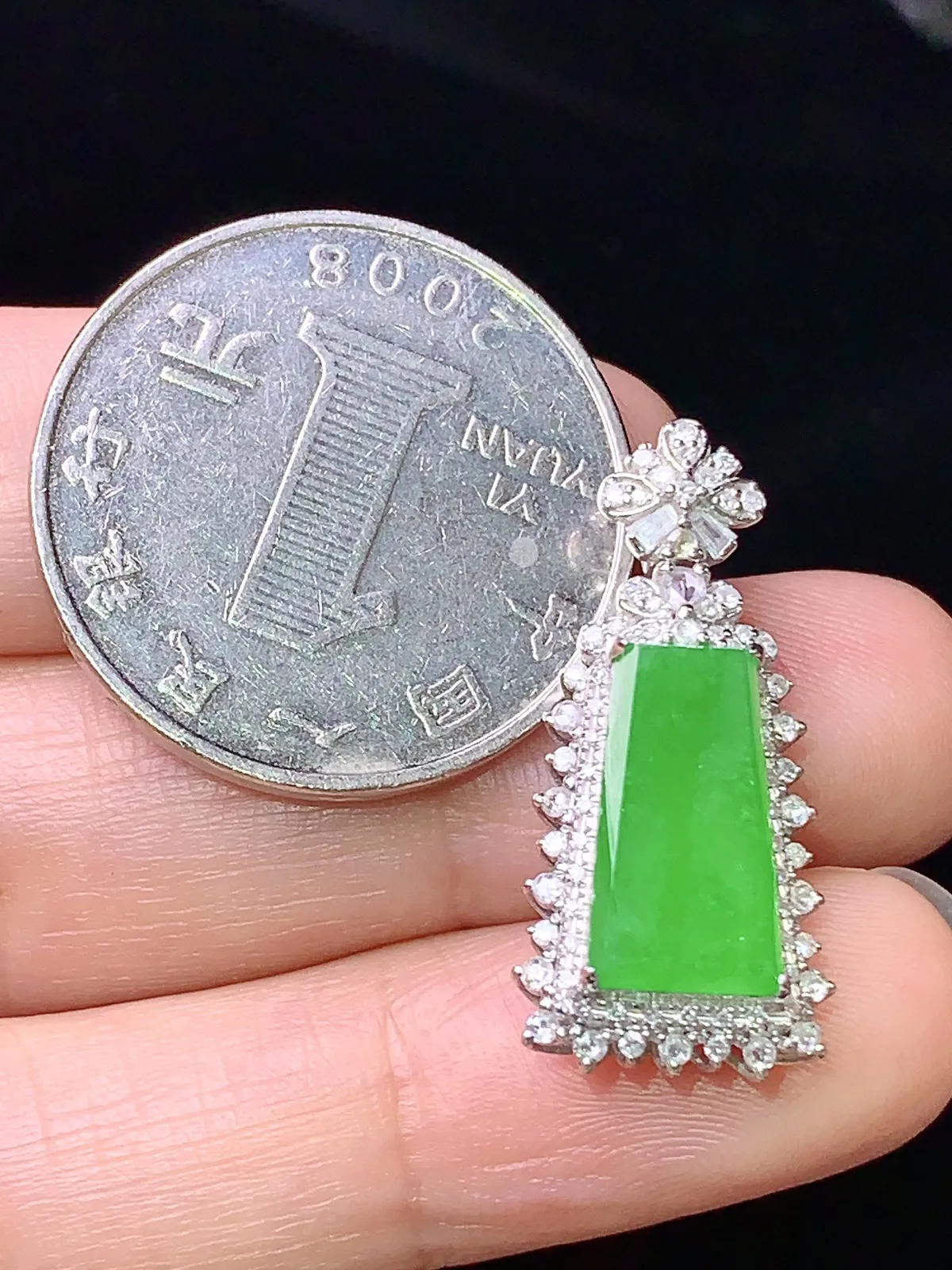 18k金钻镶嵌翠绿无事牌吊坠 玉质细腻 色泽艳丽清新 整体尺寸26.6*12.5*8.2