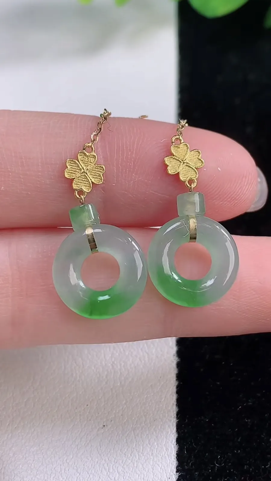 翡翠a货18K金冰种飘绿平安环耳坠，尺寸12.2-2.6，重量:2.34g