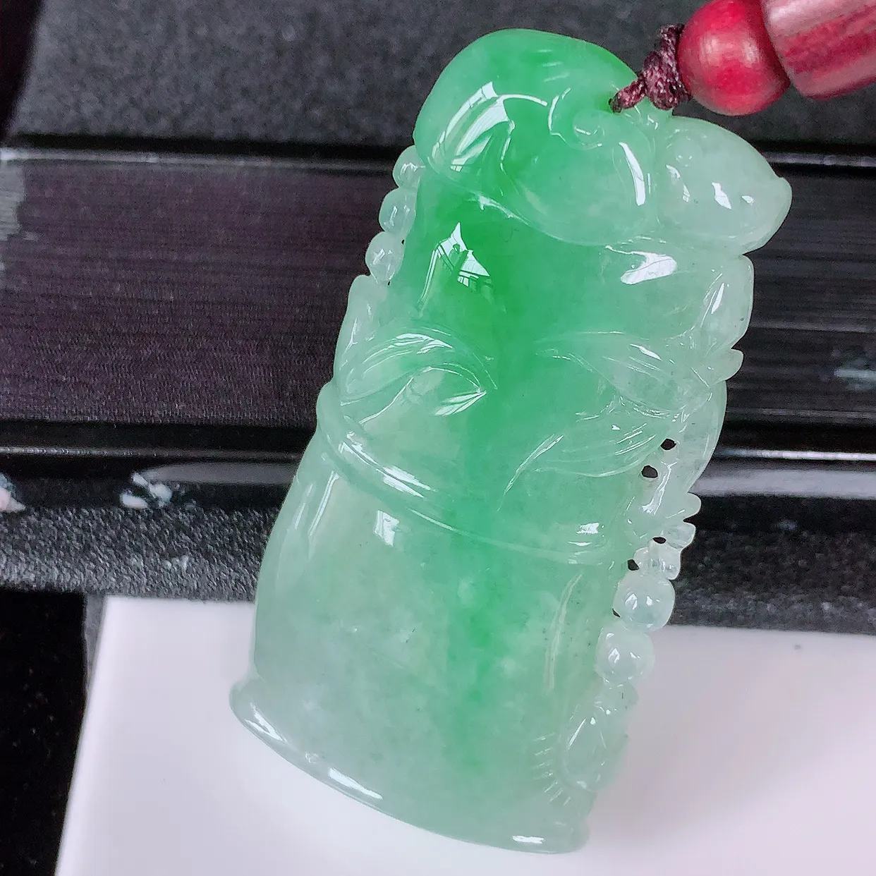 自然光实拍，冰飘绿翡翠竹节吊坠。竹节寓意“节节高，官运亨通，前程似锦，水润莹泽， 清秀高雅，佩戴精美