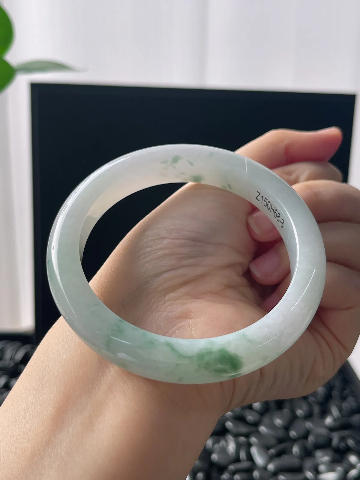 正圈60圈口，翡翠冰糯种飘绿手镯