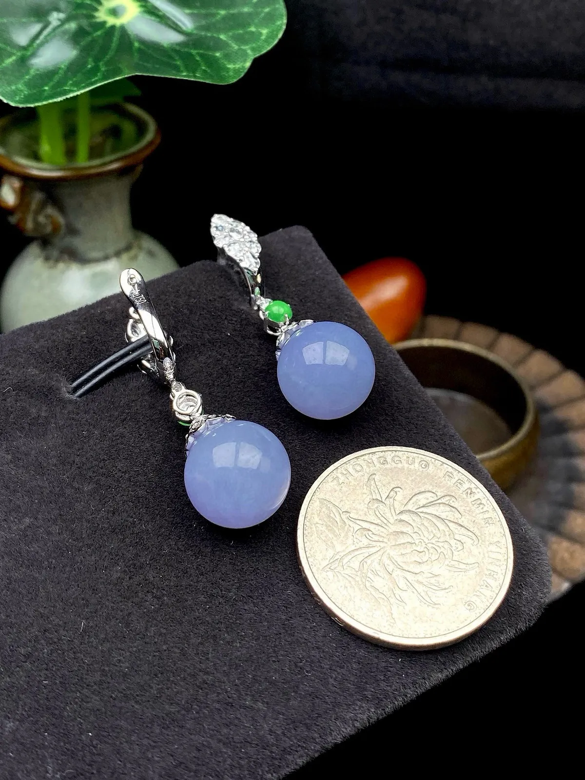 【冰种紫珠耳坠】质地细腻，色泽鲜亮，光泽度不错，18k金钻镶嵌，直径11.8毫米