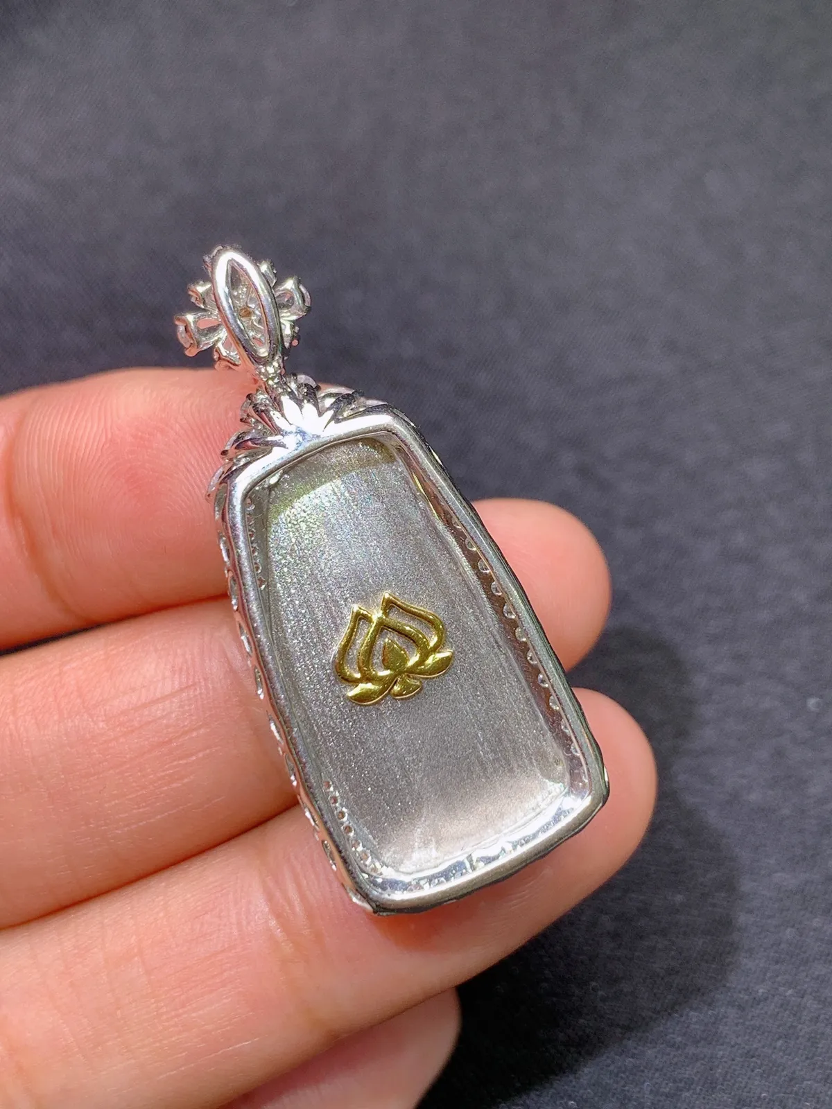 阳绿竹节吊坠，18k金镶嵌，色泽鲜阳，冰润细腻，种水足Ax 尺寸37.7*16.2*8.7