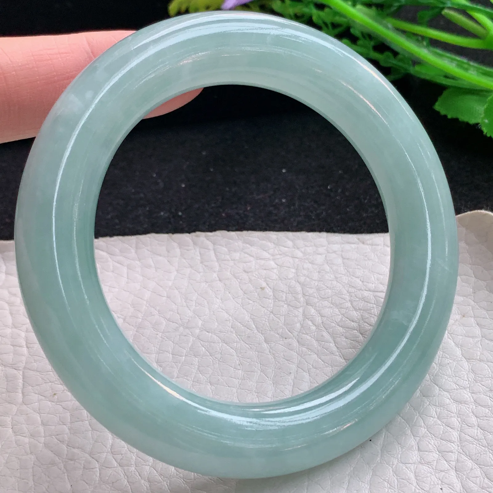 js自然光56.5*12*12.5胖圆镯 缅甸翡翠a货玉手镯浅绿圆条玉手环