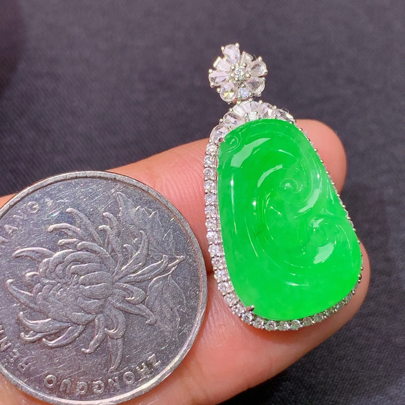 阳绿如意吊坠，18k金镶嵌，色泽鲜阳，冰润细腻，种水足 尺寸30*15.9*7.2