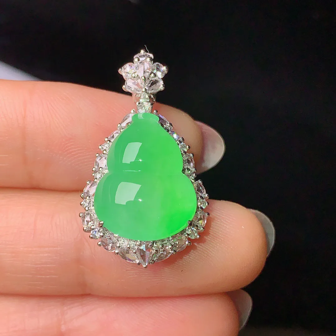 18k金钻镶嵌翠绿葫芦吊坠 玉质细腻 色泽艳丽  整体尺寸28.8*16.1*12.2