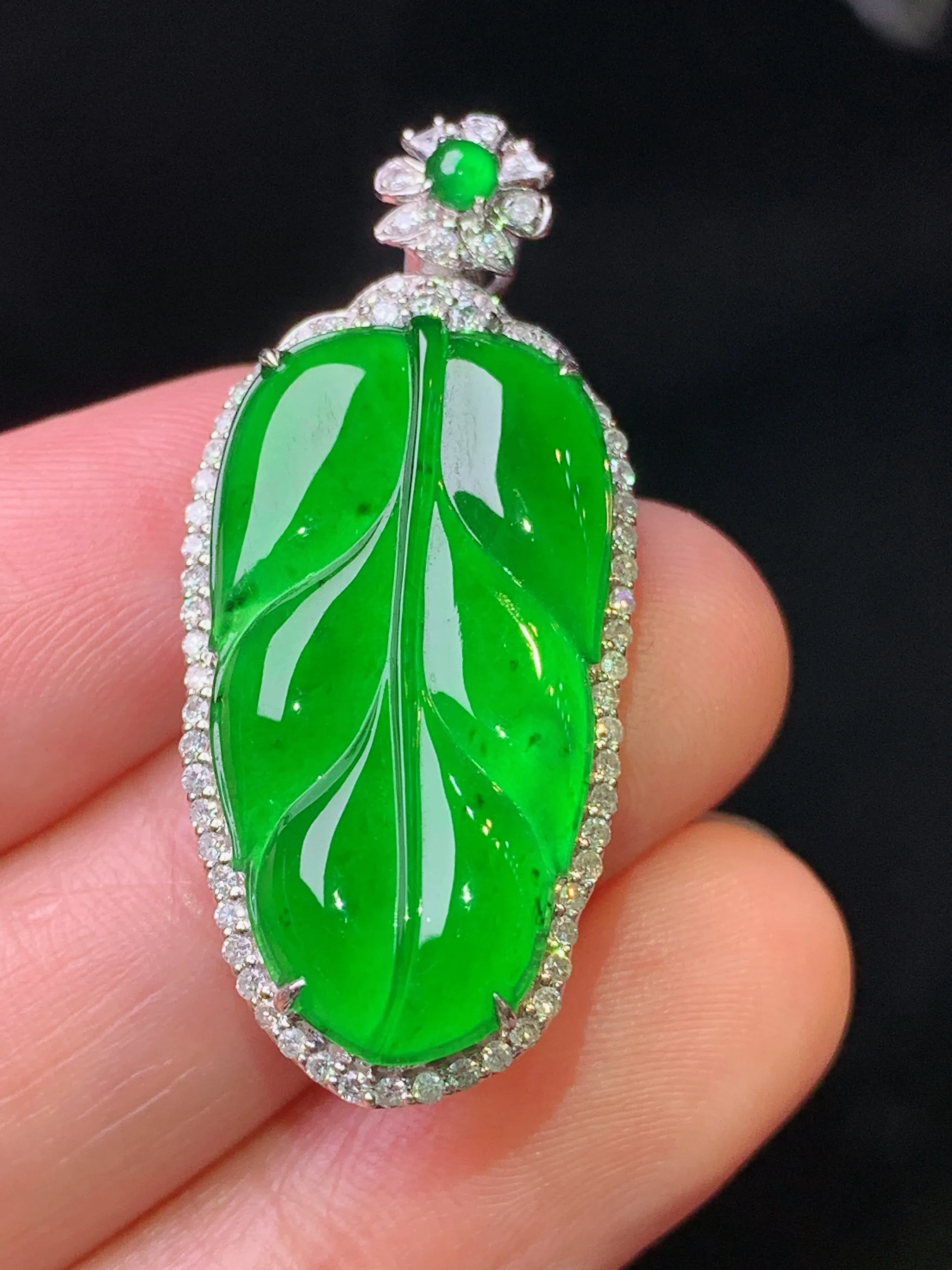 18k金钻镶嵌满绿树叶吊坠 玉质细腻 色泽清新艳丽 整体尺寸36.8*16.2*8.2