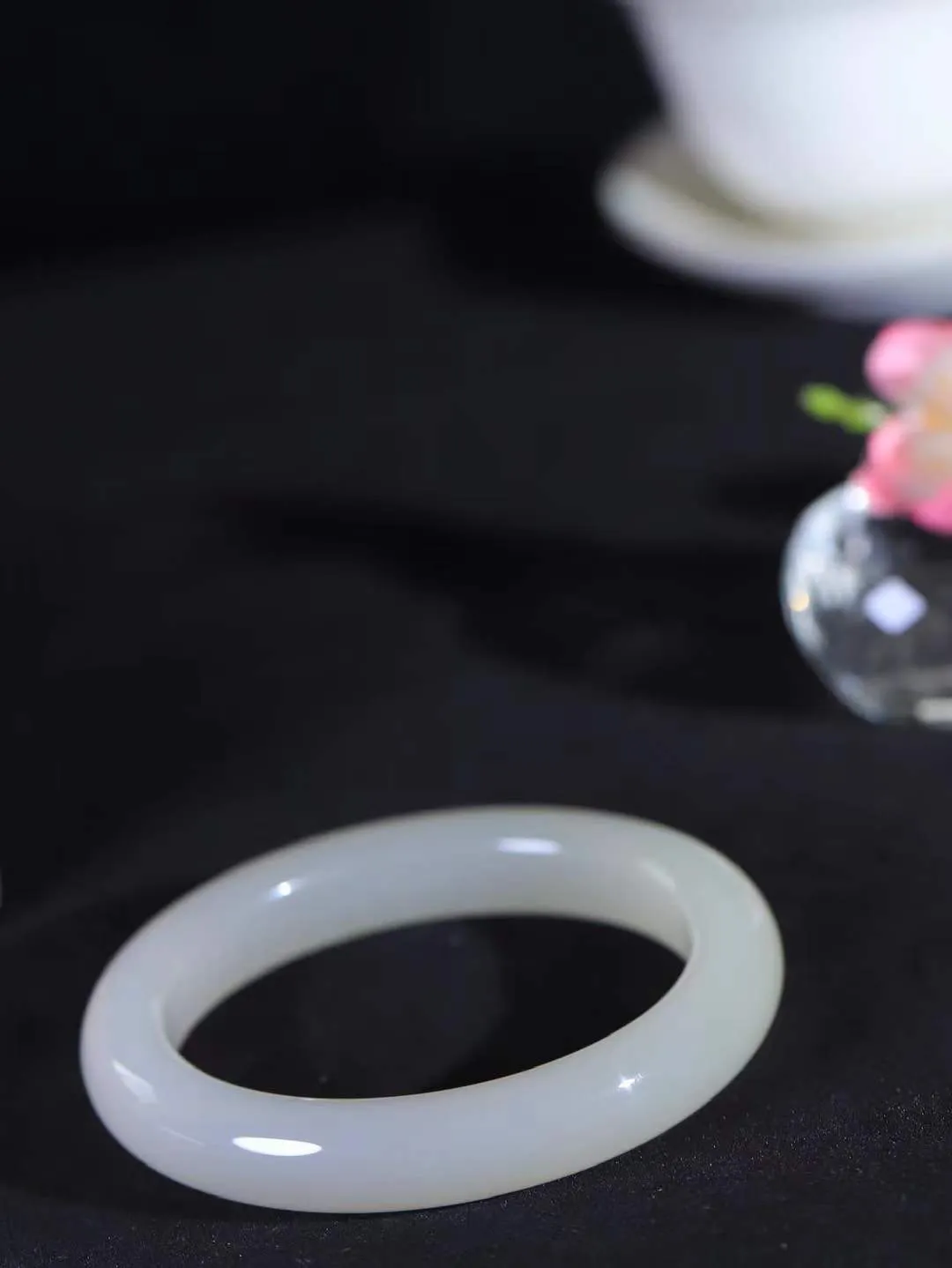 【玉佳人·手镯】

臻品️和田玉手镯 ，玉质细腻油润，做工细致精美，端庄素雅，亭亭玉立，芊芊素手。