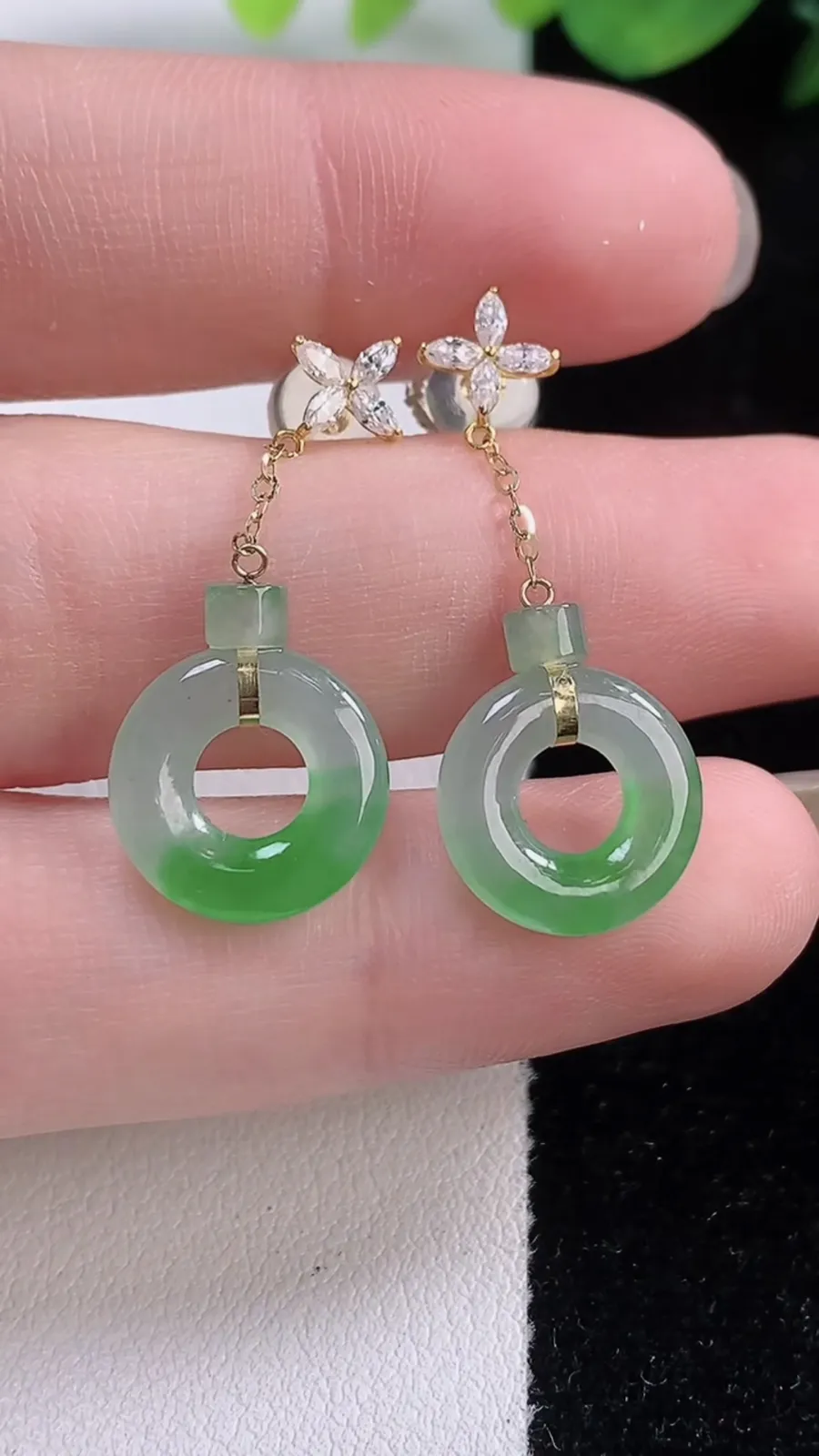 翡翠a货18K金冰种飘绿平安环耳坠，尺寸12.3-2.5，重量:2.82g