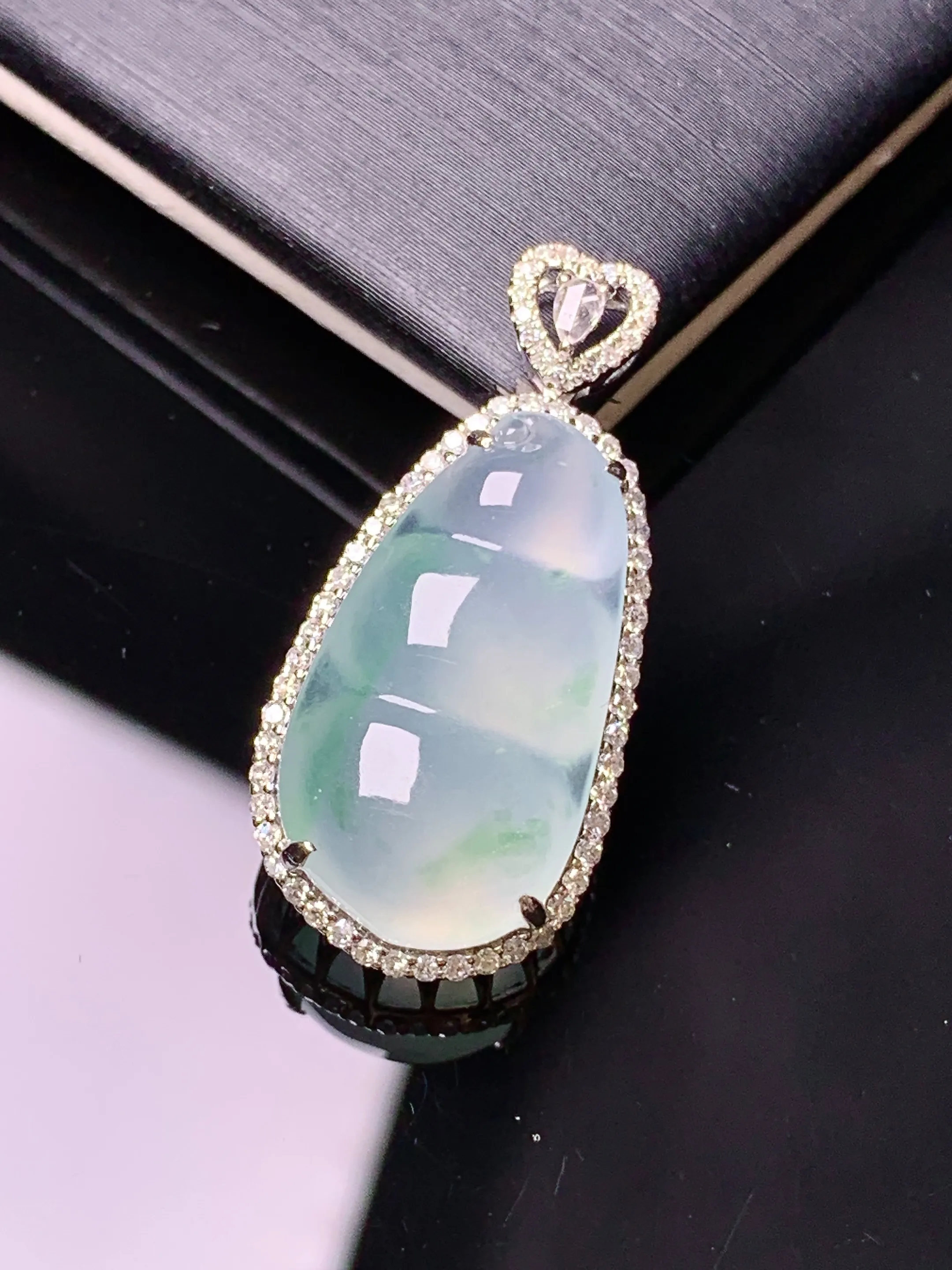 18k金钻镶嵌冰种飘绿四季豆吊坠 玉质细腻 色泽清新艳丽 整体尺寸28.2*13.5*8.5