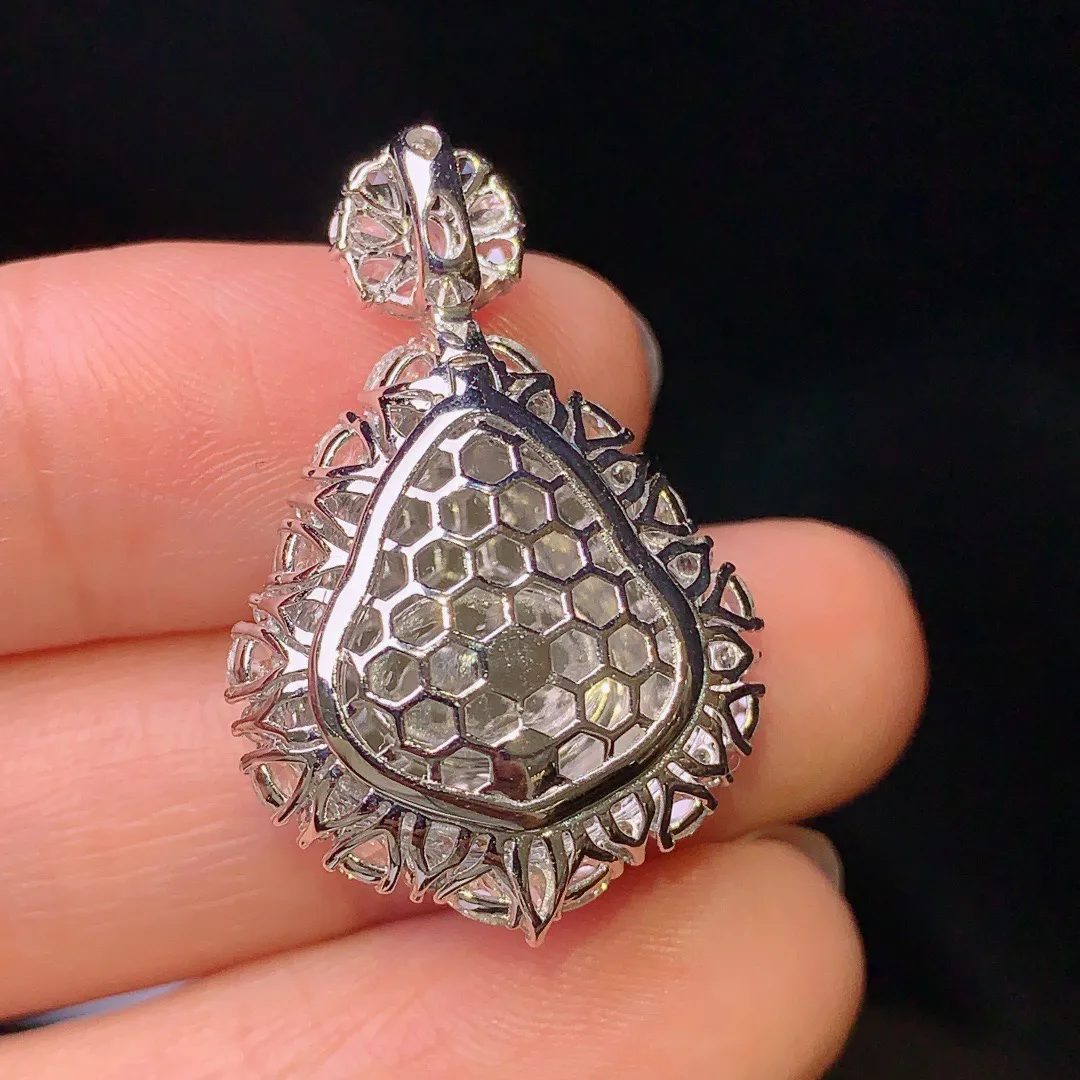 18k金钻镶嵌满绿葫芦吊坠 玉质细腻 色泽艳丽 厚身饱满 整体尺寸29.5*19.3*12.2