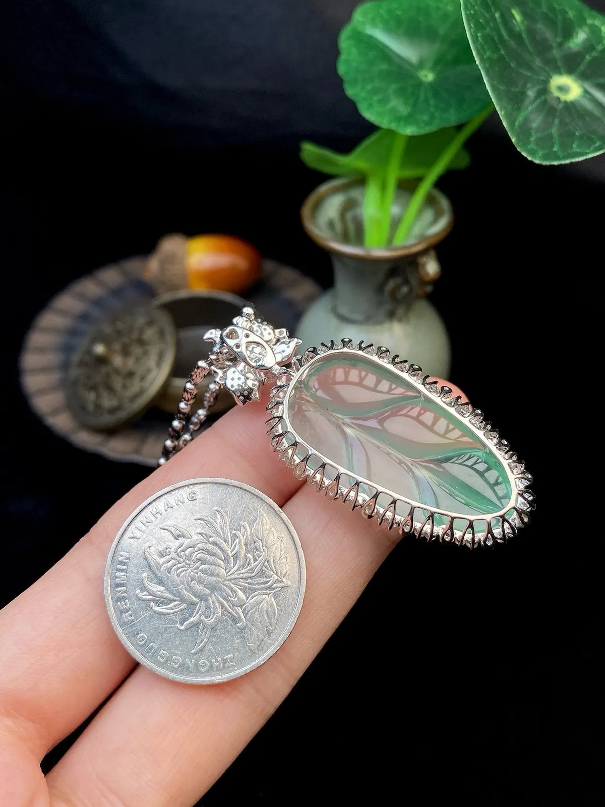 【冰种飘绿叶子】金枝玉叶，质地细腻，冰润透亮，光泽出众，18k金钻镶嵌，裸石尺寸32.5*17.5*3毫米