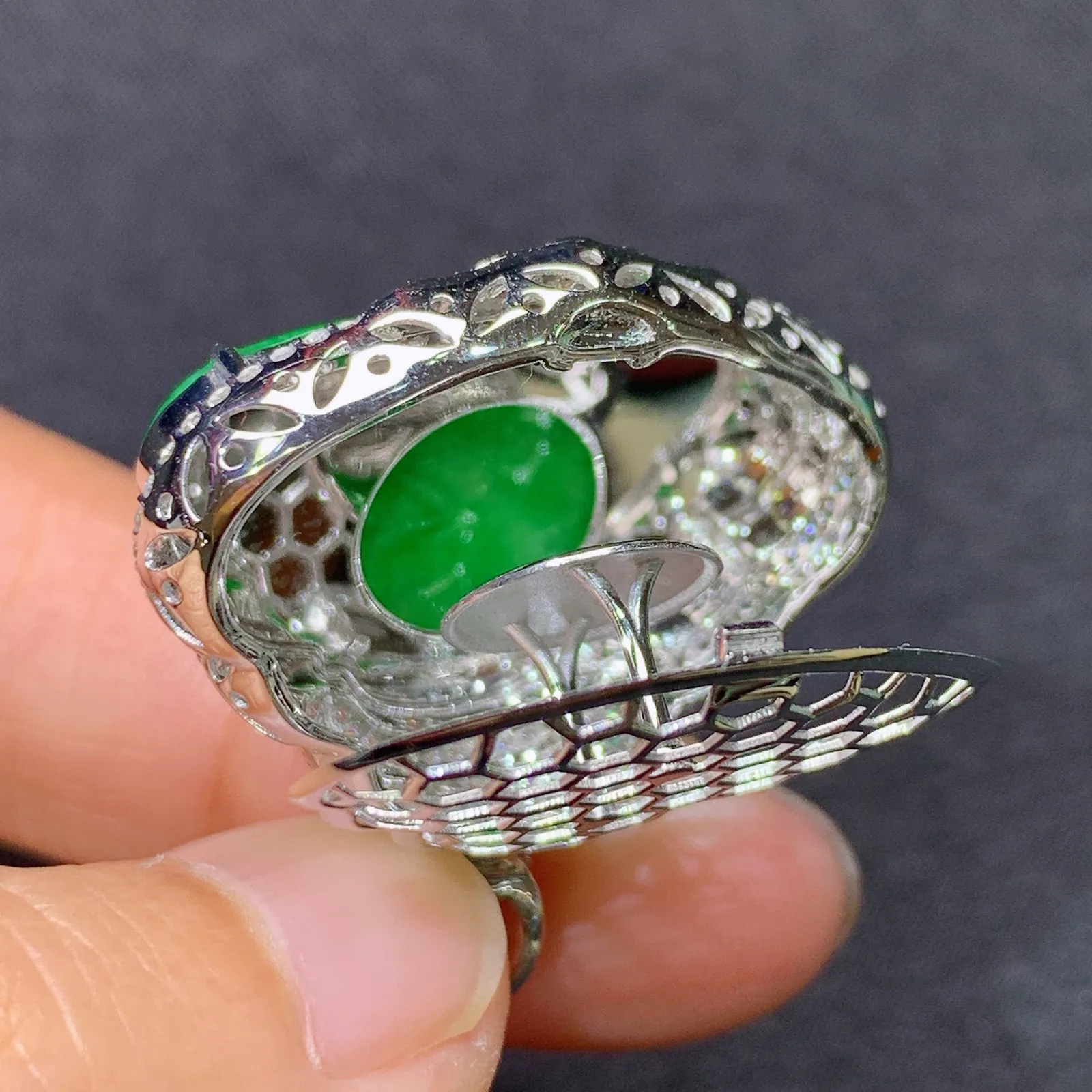 阳绿笑佛吊坠，18k金镶嵌，冰润色阳，品相好，种水足， 尺寸29.1*27.1*9.2