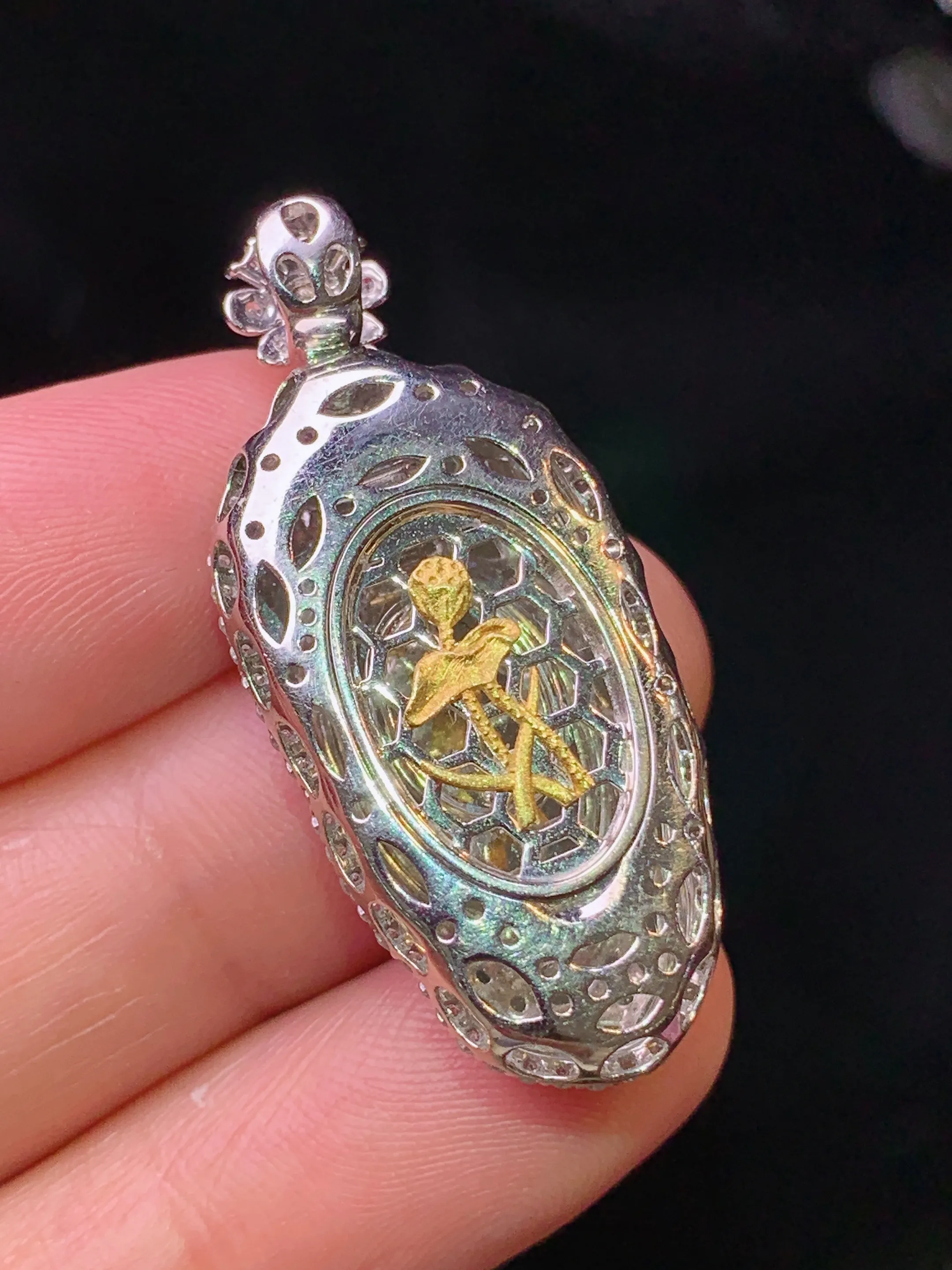 18k金钻镶嵌满绿树叶吊坠 玉质细腻 色泽清新艳丽 整体尺寸36.8*16.2*8.2