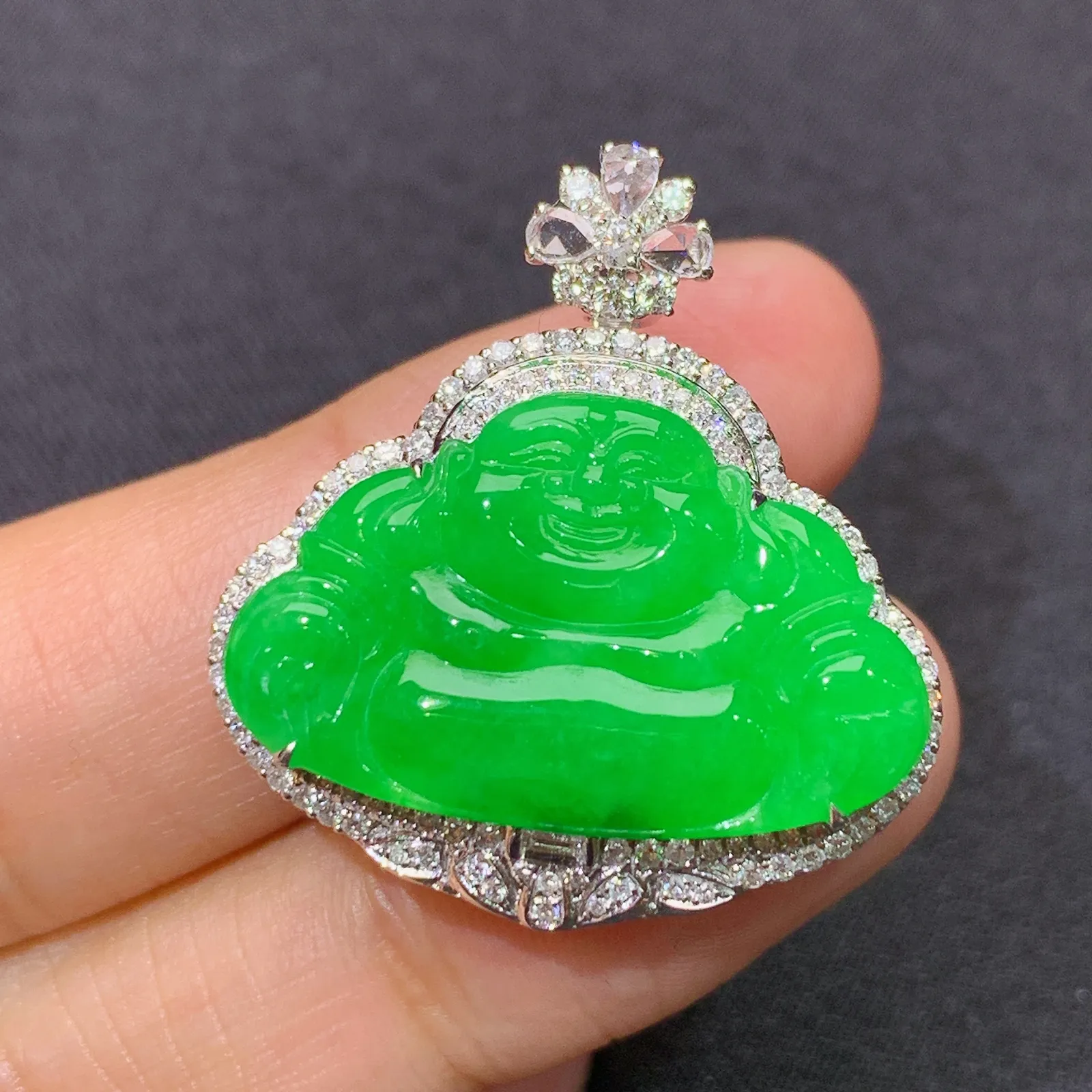 阳绿笑佛吊坠，18k金镶嵌，冰润色阳，品相好，种水足， 尺寸29.1*27.1*9.2