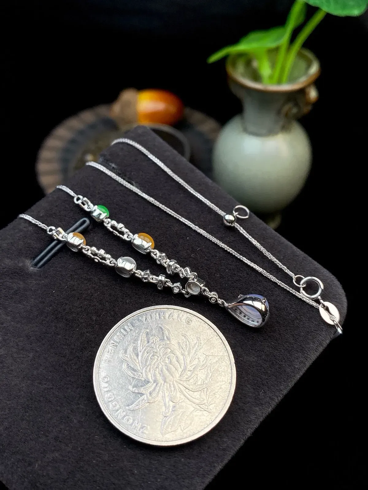 【冰种紫水滴吊坠】质地细腻，冰透纯净，唯美漂亮，珍藏品质，18K金钻镶嵌，裸石尺寸6.5*4.5*2.6毫米，佩戴很漂亮。