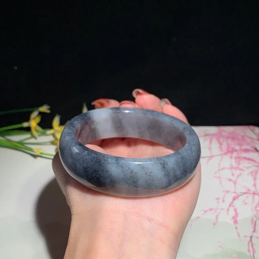 和田玉58.5圈口青花手镯，玉质细腻油润 底色纯净 无裂无杂 脂粉好，品质好！